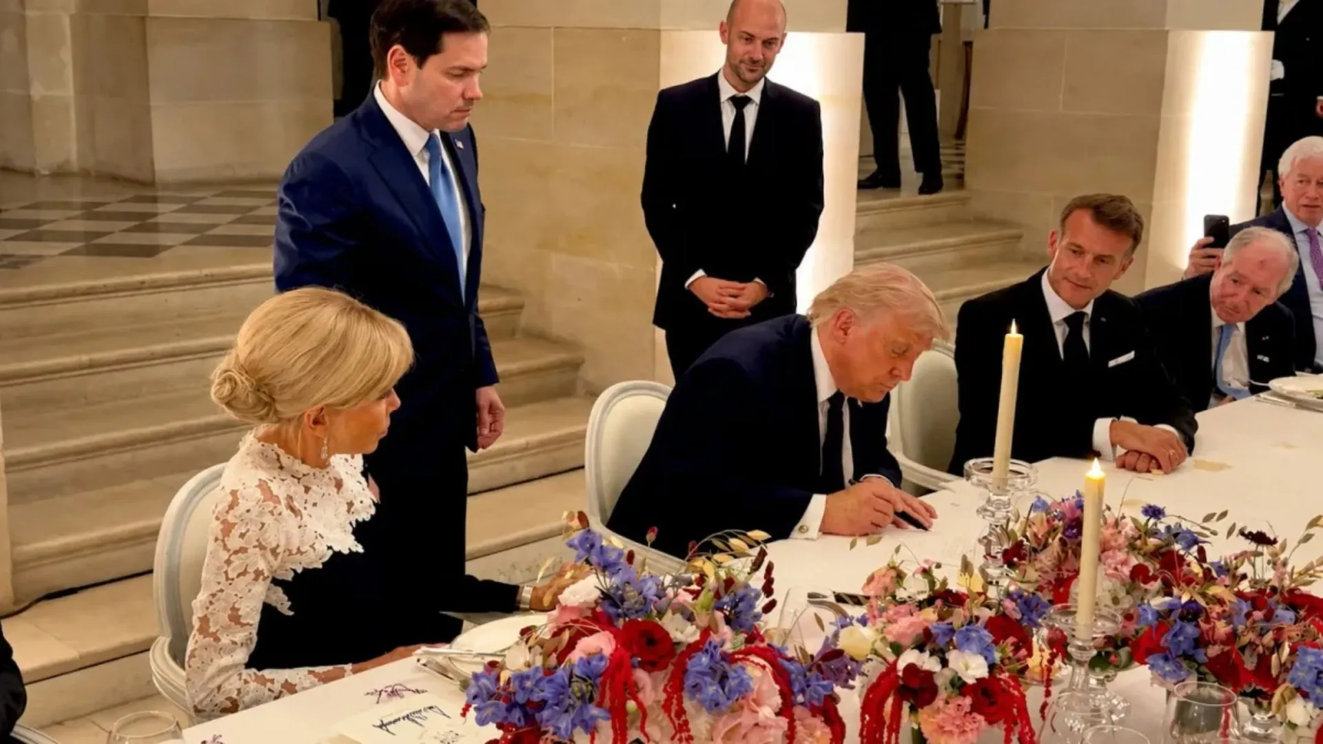 /VIDEO/ Donald Trump a semnat acordul cu Iranul în aplauzele lui Emmanuel Macron: Prețurile petrolului, în scădere