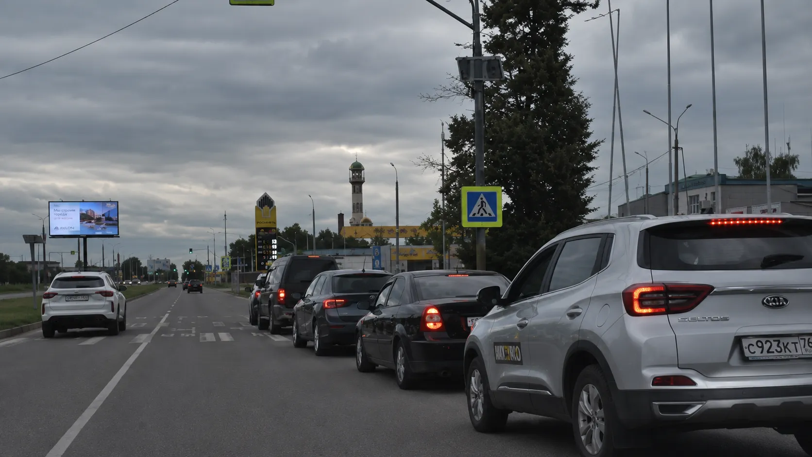 /VIDEO/ „Haos total”: Cozi kilometrice la benzinăriile din Moscova, după atacurile asupra rafinăriilor ruse