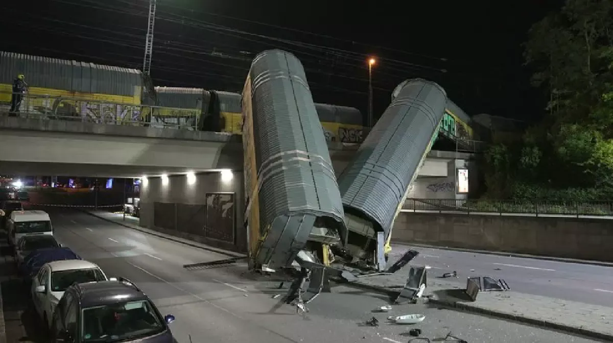 /VIDEO/ Accident feroviar în Germania: Un tren de marfă a căzut de pe pod pe șosea, după ce s-a ciocnit cu un alt tren