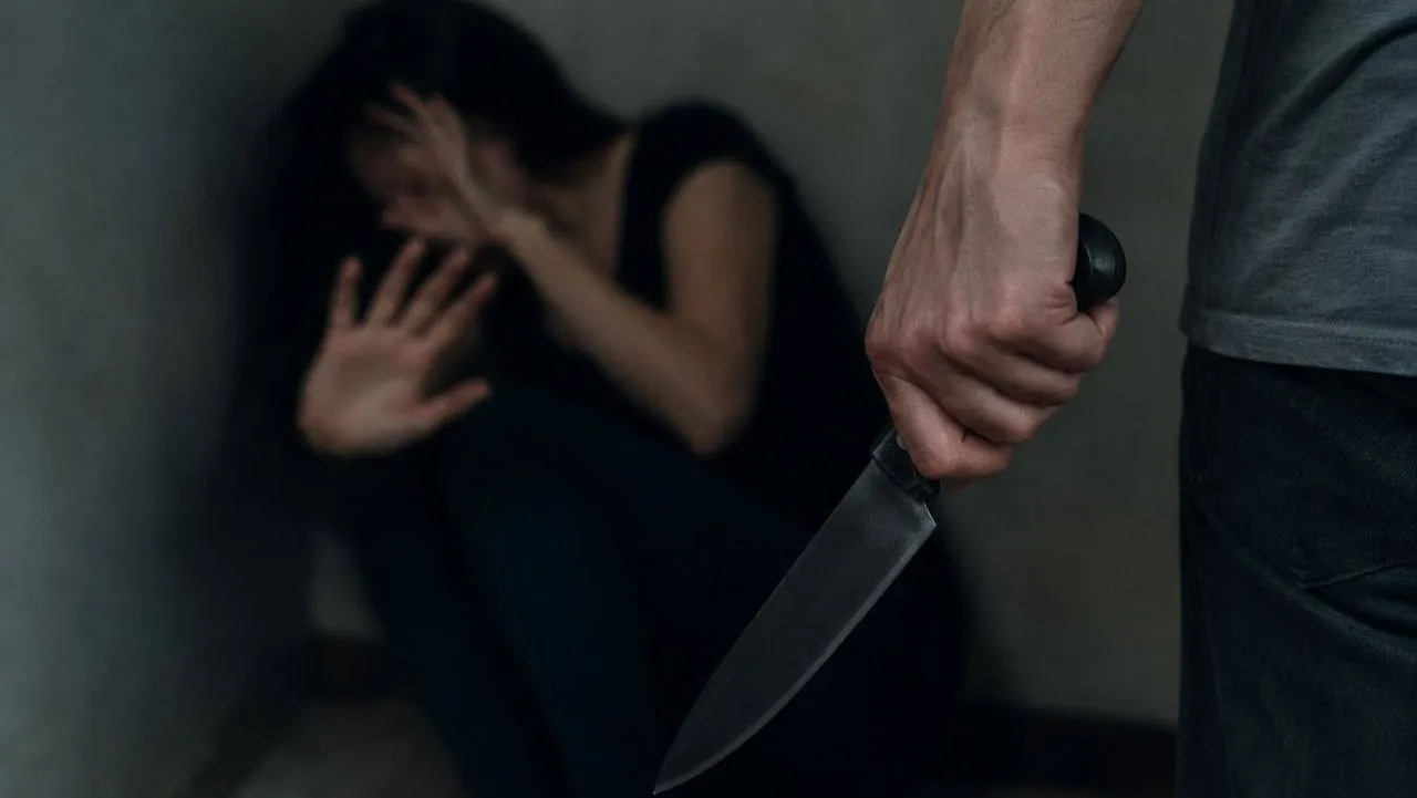 Conflict violent între foști concubini. Un bărbat ar fi amenințat o femeie cu un cuțit în fața copiilor