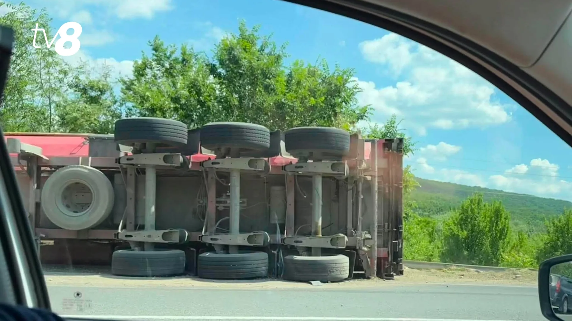/VIDEO/ Accident la Peresecina: Un camion s-a răsturnat într-o curbă periculoasă