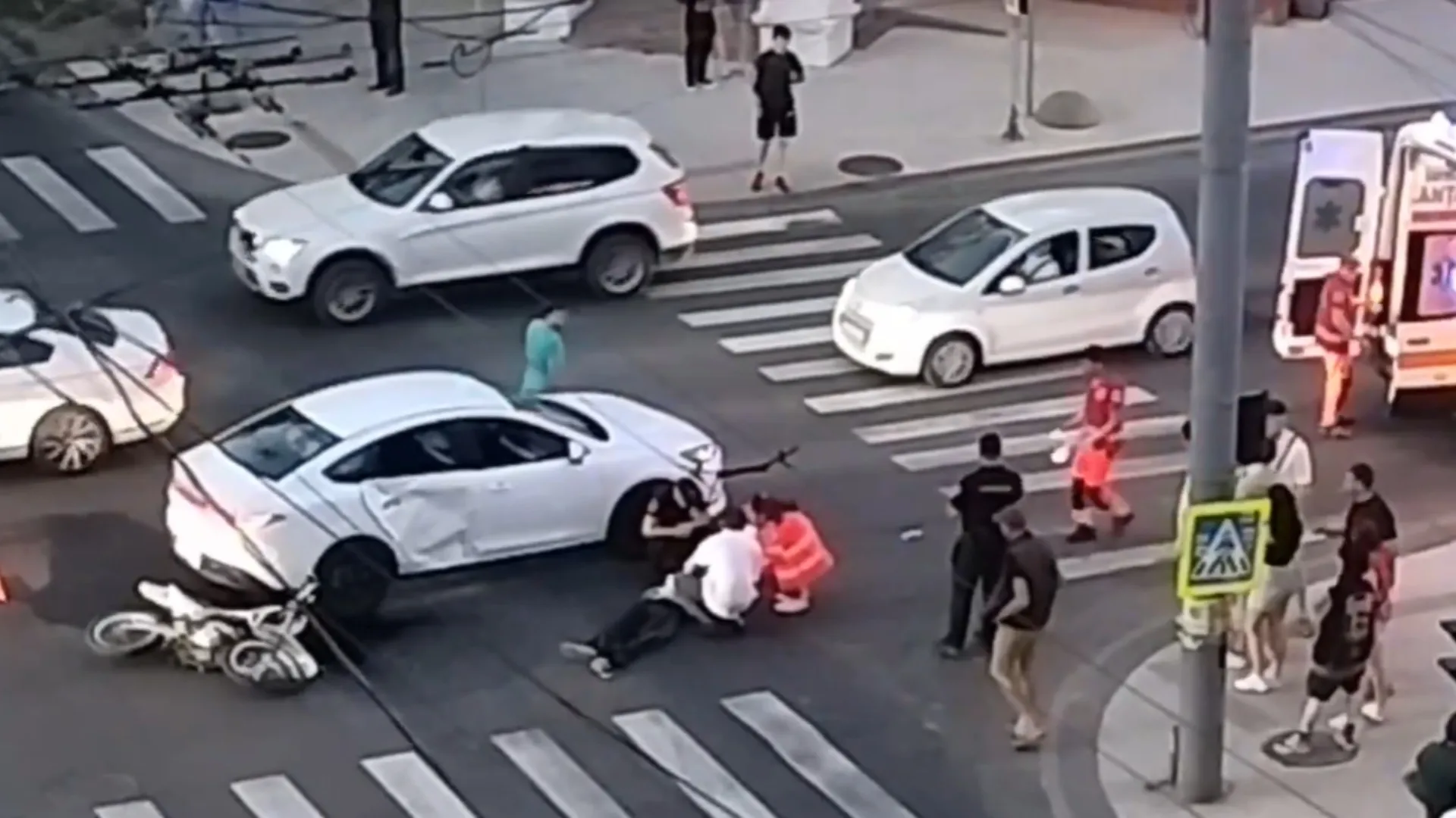 /VIDEO/ Accident cu motocicleta în centrul Chișinăului: Un adolescent de 16 ani a ajuns la spital