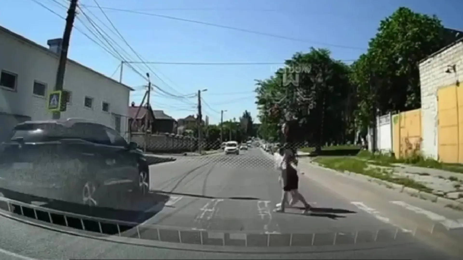 /VIDEO/ Scenă periculoasă pe zebră: Un șofer a trecut chiar prin fața unei femei cu copil