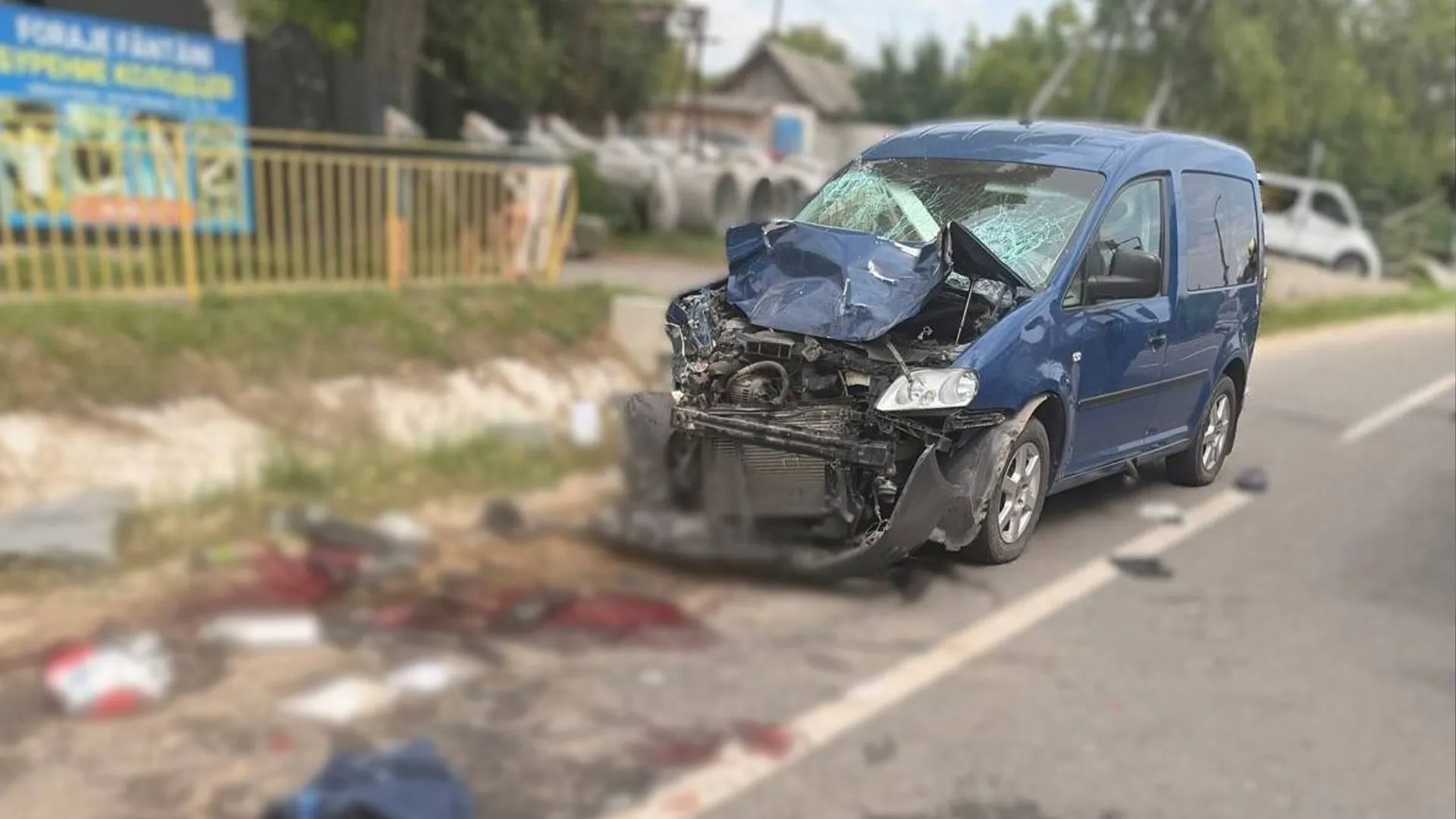 /VIDEO/ Accident violent la Sîngerei: Doi polițiști, în stare gravă după ce ar fi fost loviți de un autoturism