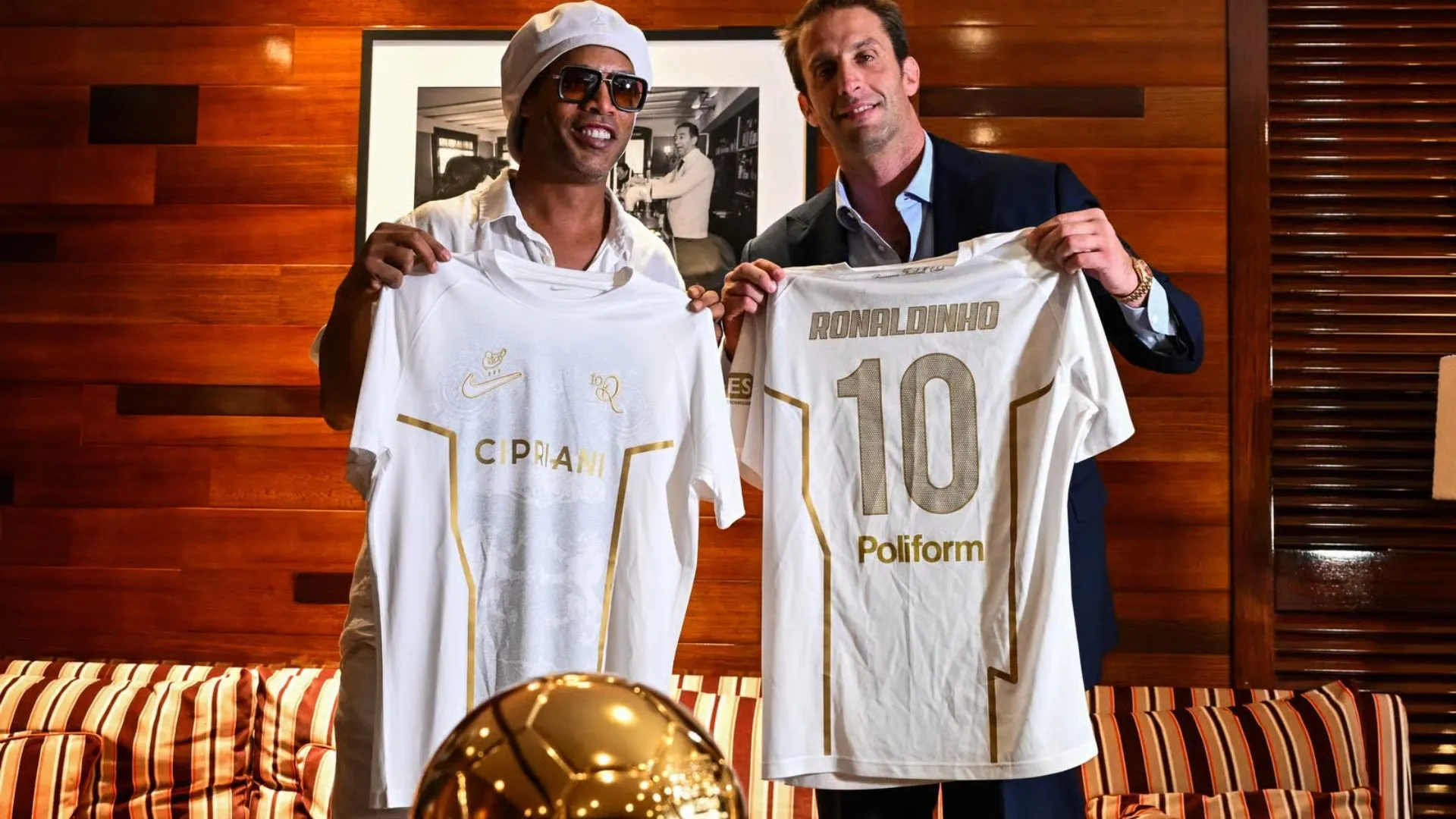 Ronaldinho se întoarce în fotbal la 46 de ani: Pentru ce echipă va juca