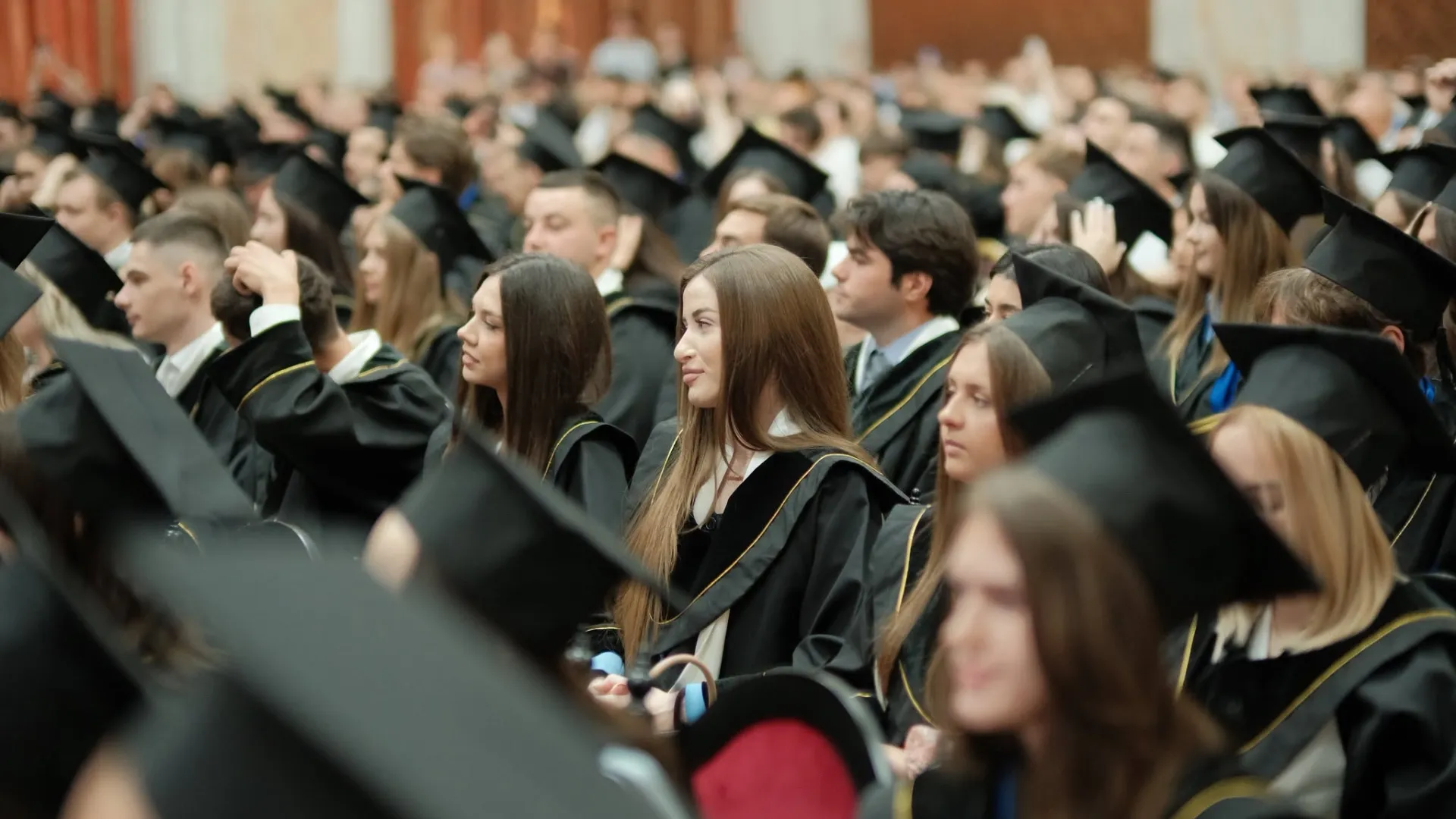 /VIDEO/ Emoții la Universitatea de Stat din Moldova: Absolvenții Facultății de Drept și-au luat rămas-bun de la anii de studenție