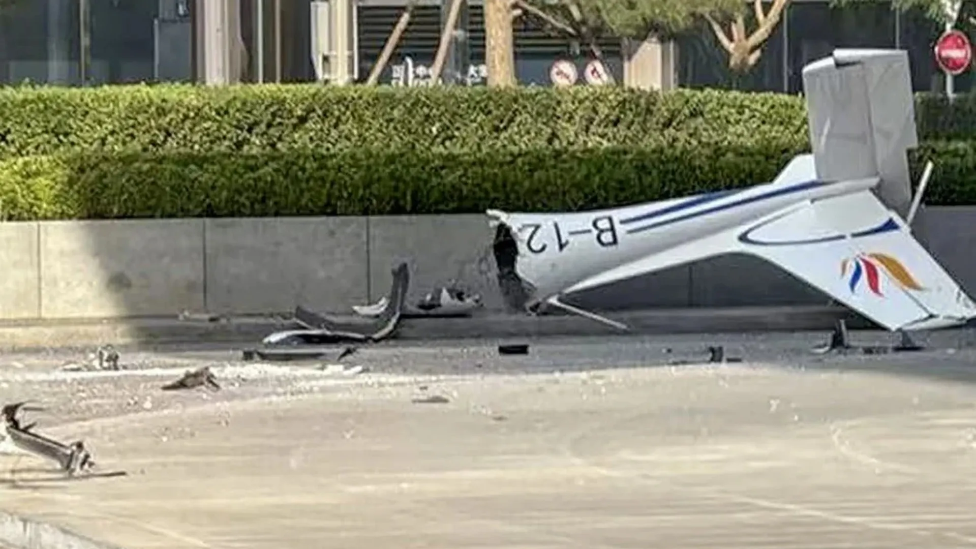 /VIDEO/ Un avion de mici dimensiuni a lovit un zgârie-nori din Beijing: Resturile au căzut pe trotuar