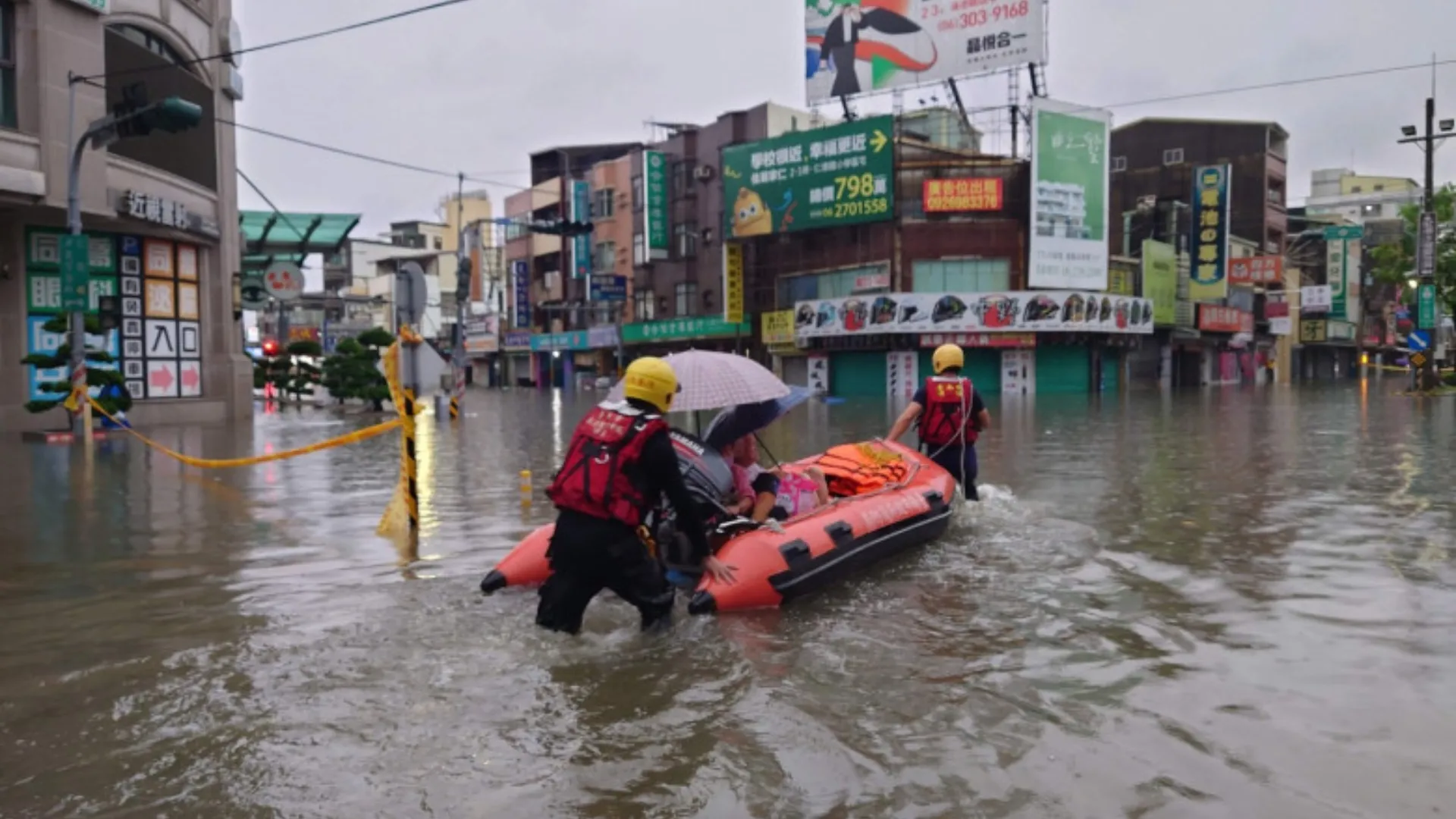 /VIDEO/ Taifanul Mekkhala face ravagii în Japonia: Peste 2 milioane de oameni, evacuați
