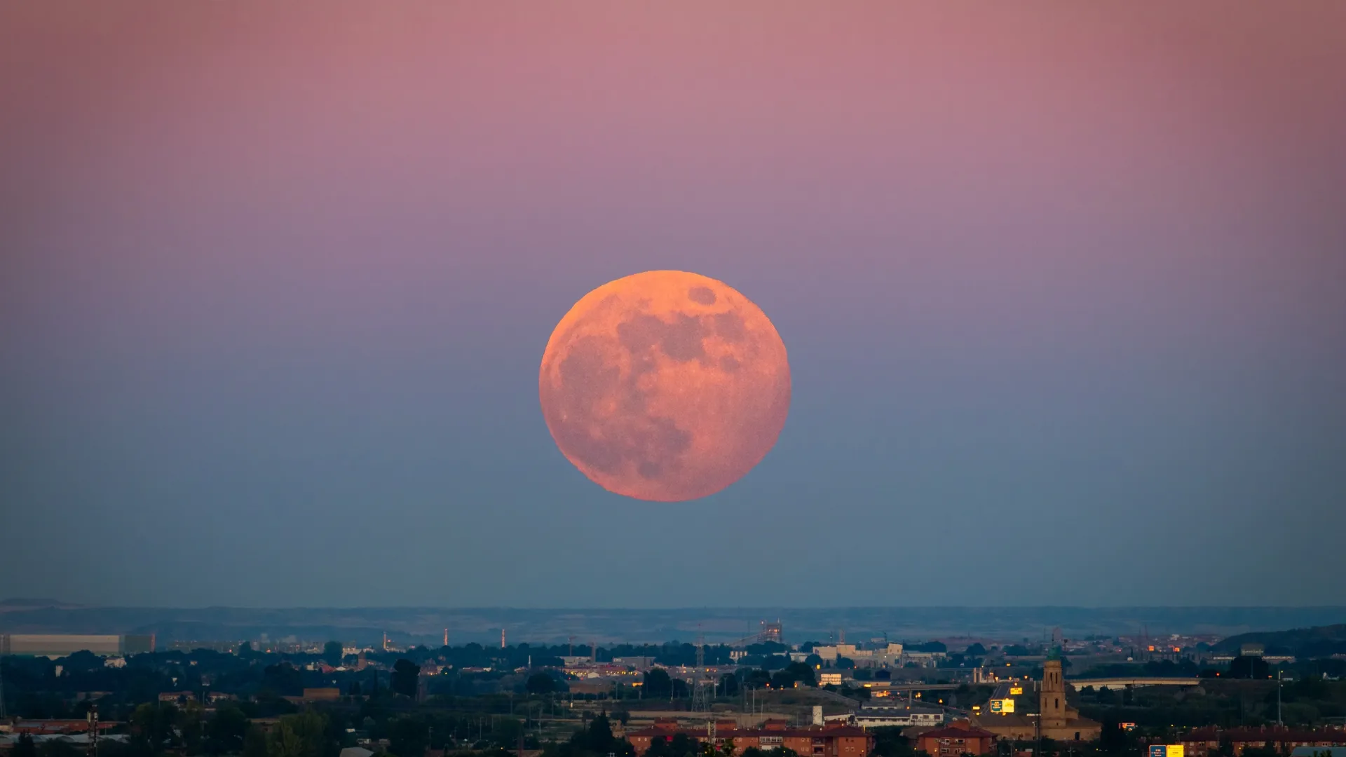 Fenomen pe cerul Europei, în această seară: Ce este „Luna Căpșunilor”