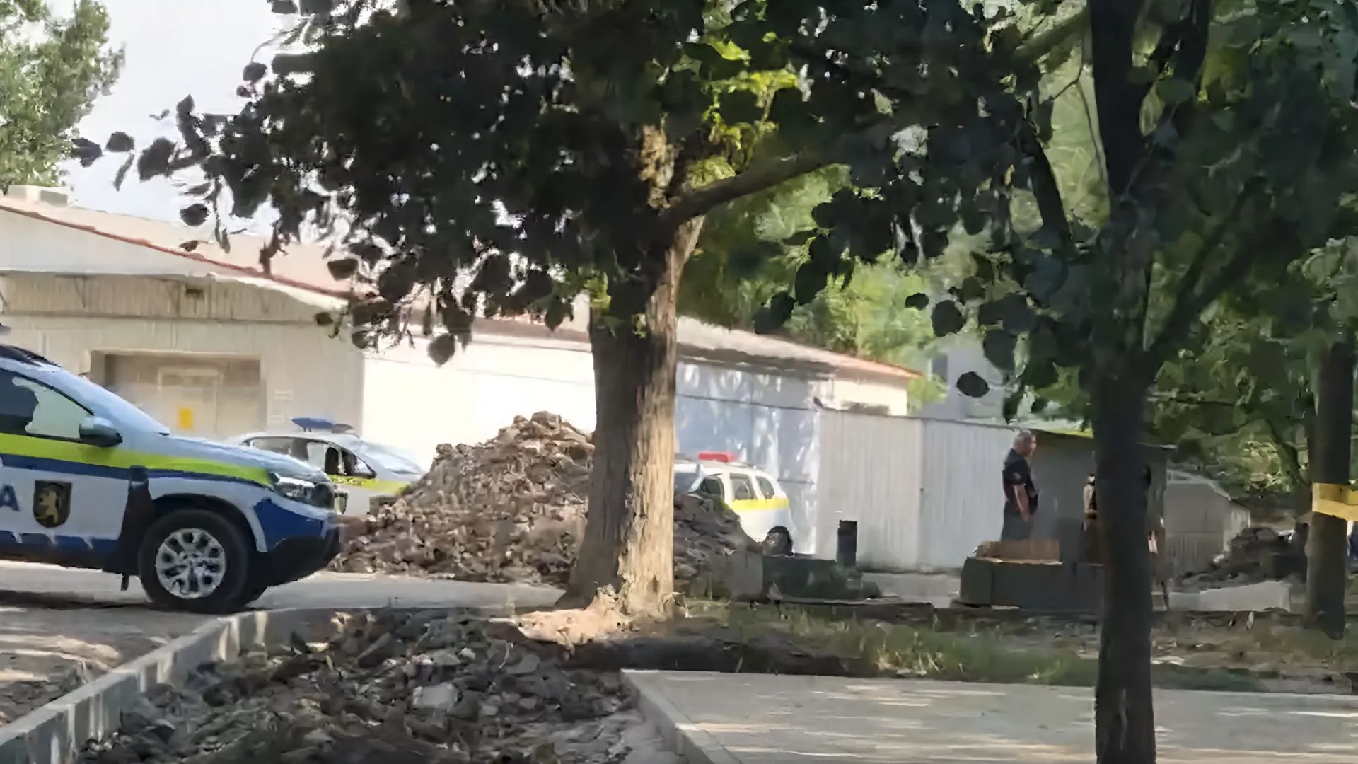 /VIDEO/ Descoperire periculoasă în Chișinău: Ce au găsit muncitorii în timpul unor săpături