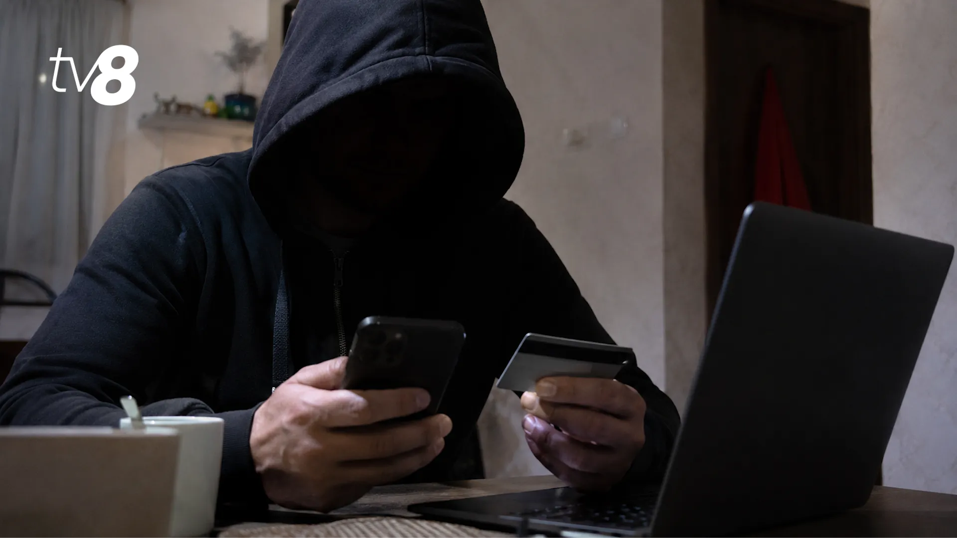 S-au dat drept polițist și „curier al băncii”: Doi moldoveni, acuzați de escrocherie în România