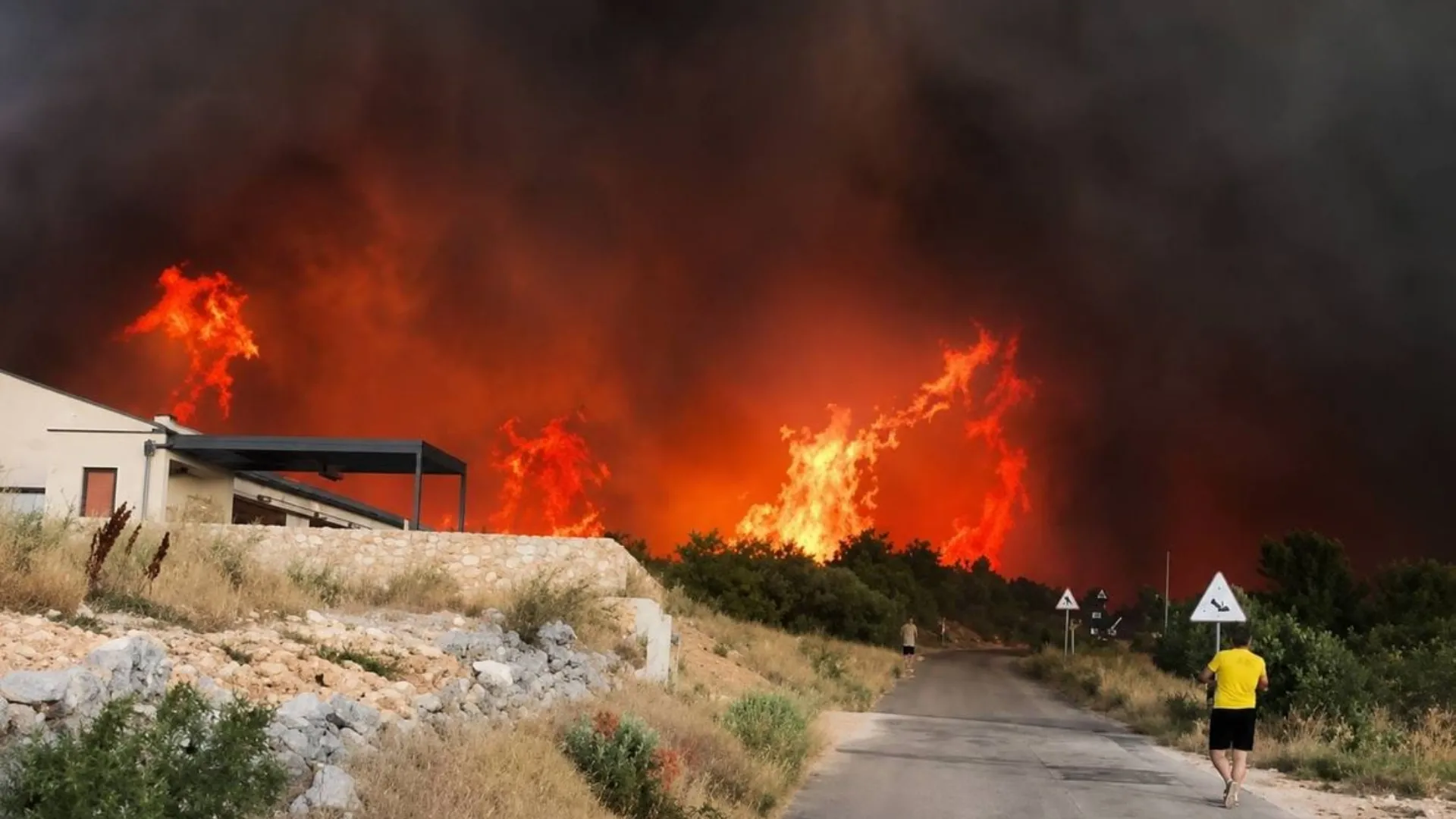 /VIDEO/ Incendii ucigașe în Grecia: Bărbat carbonizat, copil dispărut, iar flăcările se apropie de locuințe