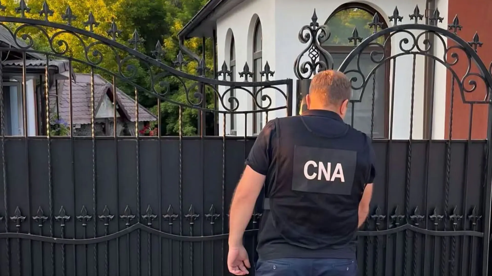 /VIDEO/ Promisiuni scumpe, rezultate zero: Un avocat, reținut după ce ar fi înșelat rudele unor inculpați