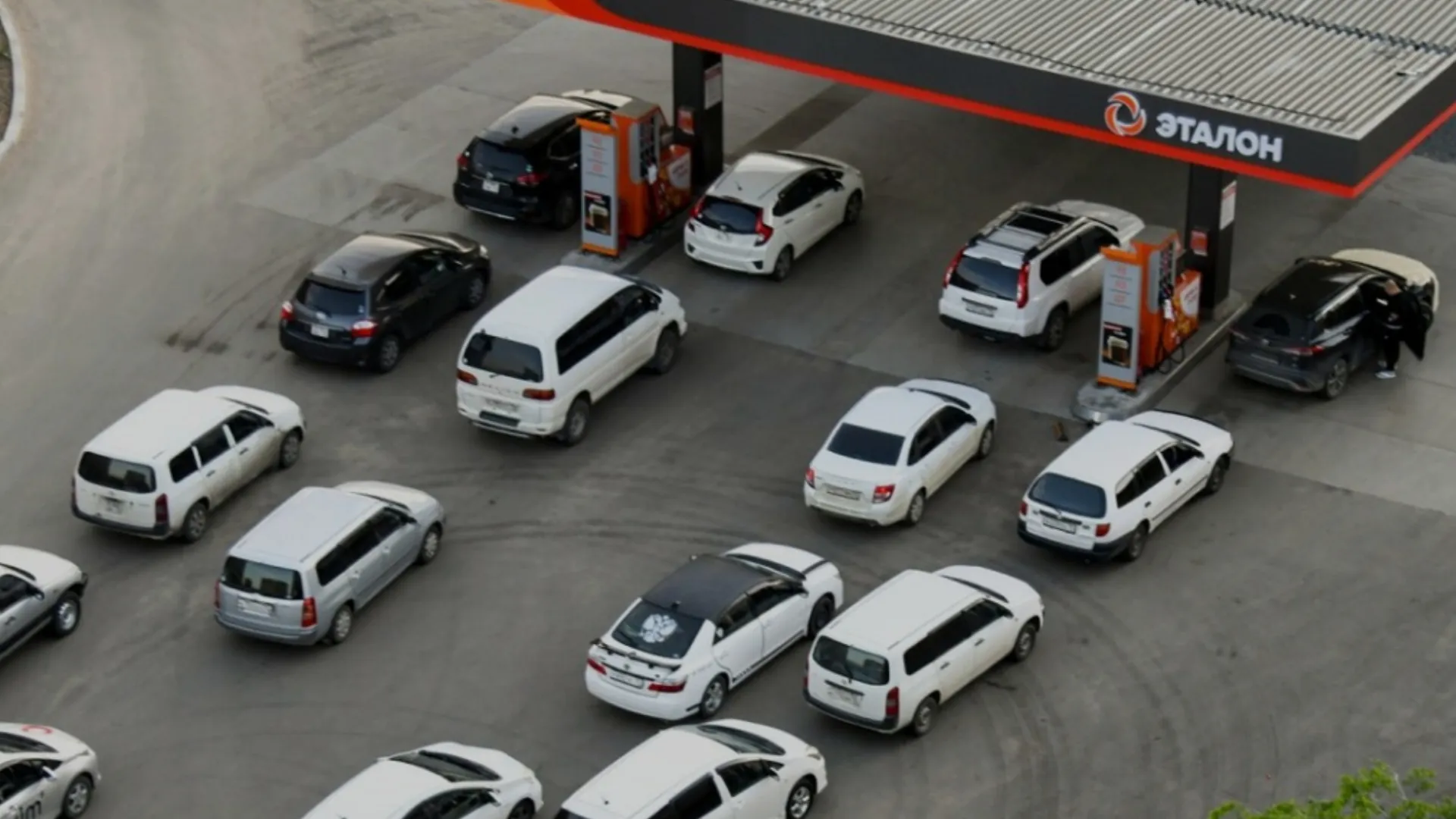 /VIDEO/ Benzina devine tot mai greu de găsit în Rusia: Oamenii stau la cozi, iar unii se bat pentru combustibil