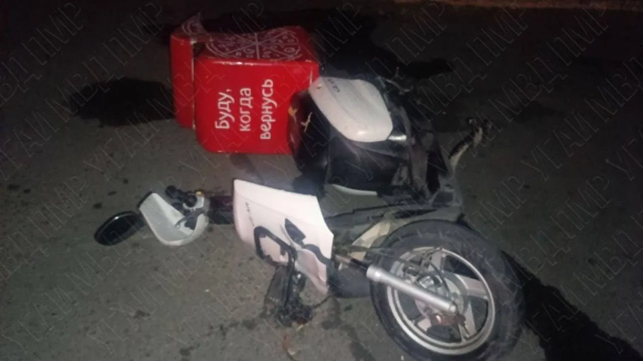 A plecat să livreze mâncare, dar a ajuns la spital: Curier pe moped, rănit într-un accident la Tiraspol