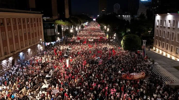 Proteste de amploare în Albania: Zeci de mii de oameni cer oprirea unui proiect turistic controversat