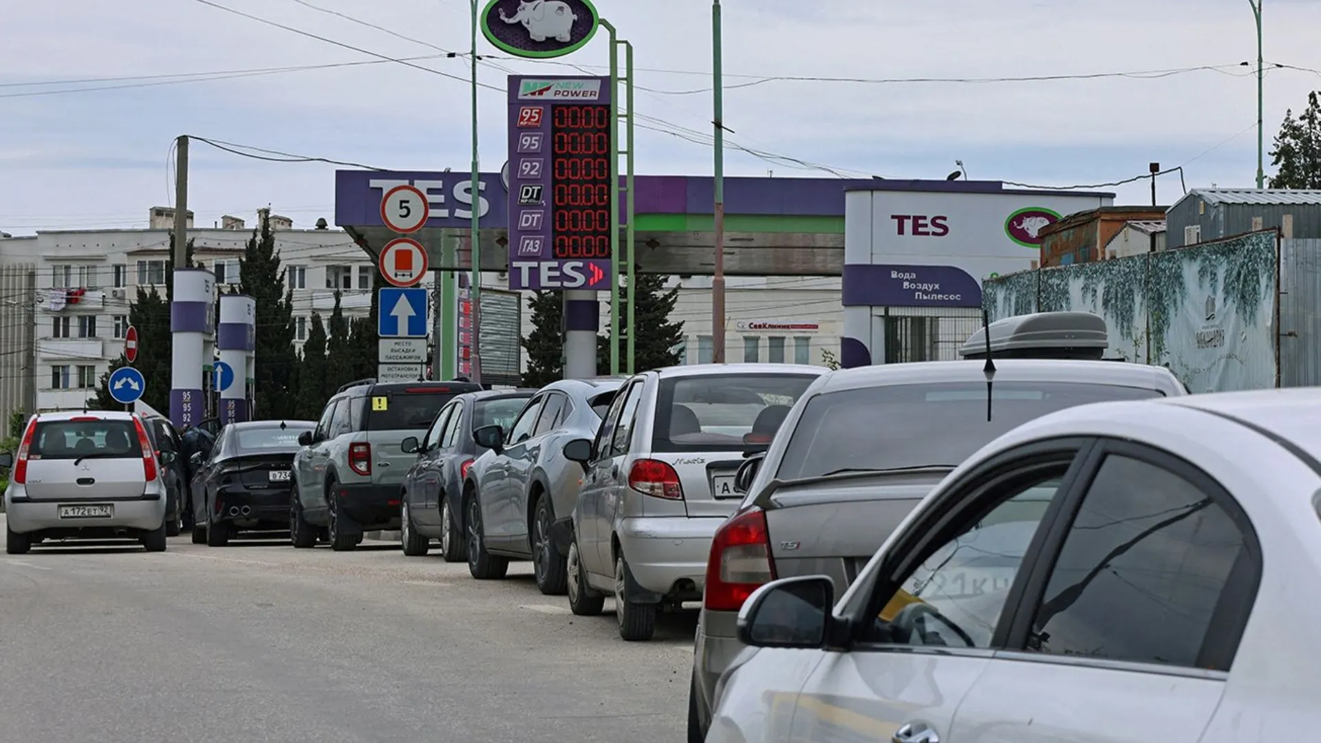 Benzina necalitativă le strică motoarele: Șoferii ruși iau cu asalt service-urile auto