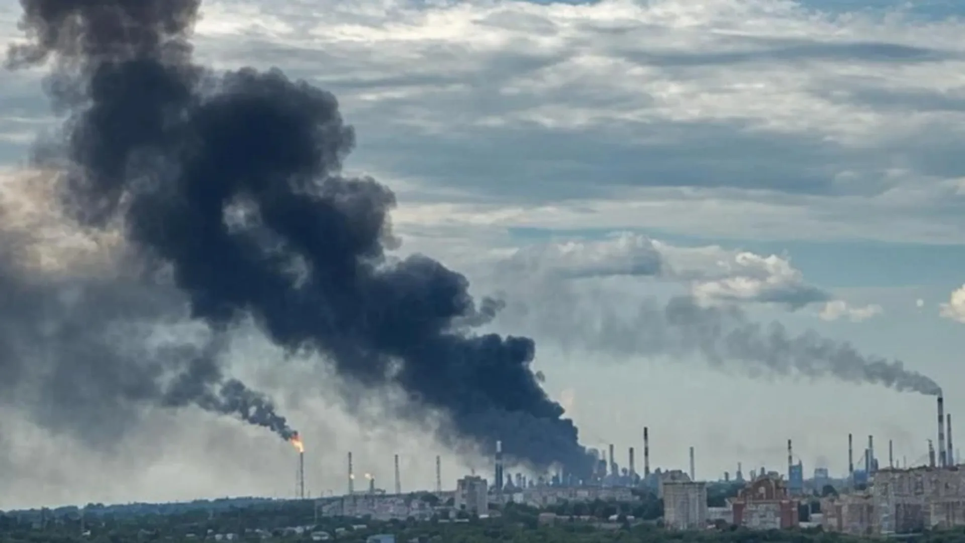 /VIDEO/ Cea mai mare rafinărie din Rusia, lovită de ucraineni: Atac cu drone la peste 2.500 km de graniță și incendiu la Omsk