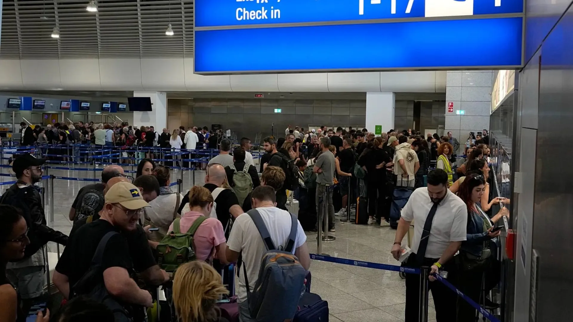 Cozi uriașe și zboruri ratate în toată Europa: Sistemul EES provoacă haos în aeroporturi. Reacția UE