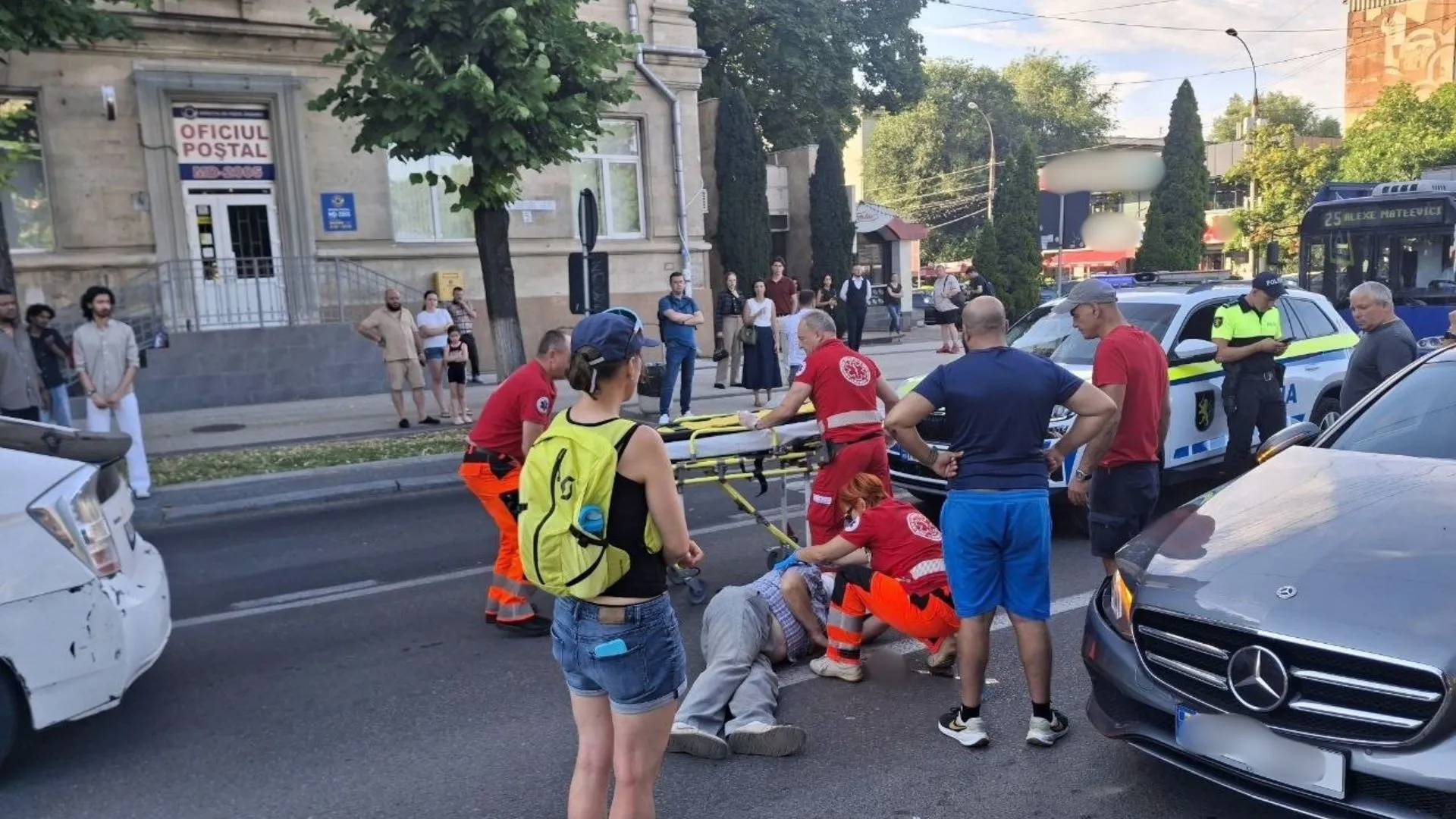 /VIDEO/ Accident grav în Chișinău: Doi pensionari, la spital după ce au fost loviți pe trecerea de pietoni