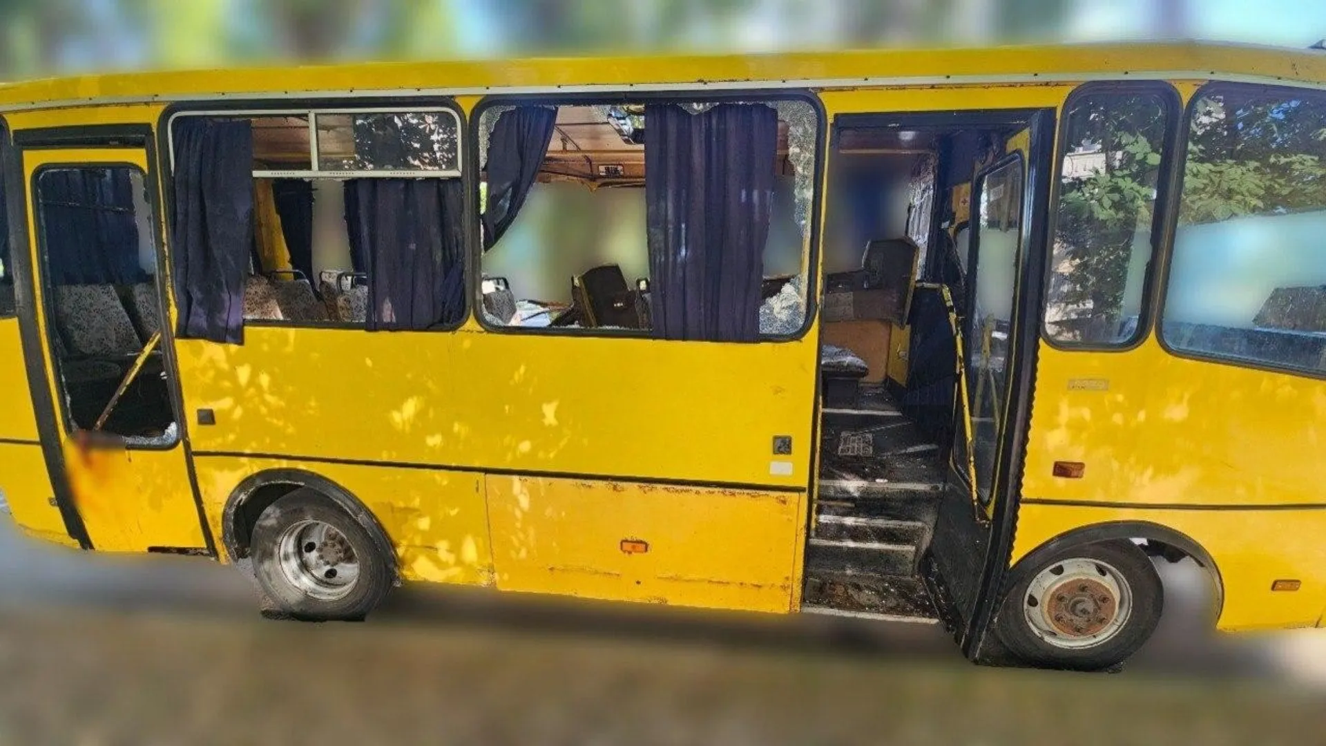 Microbuz de pasageri, lovit de o dronă rusă în Herson: Opt persoane au fost rănite