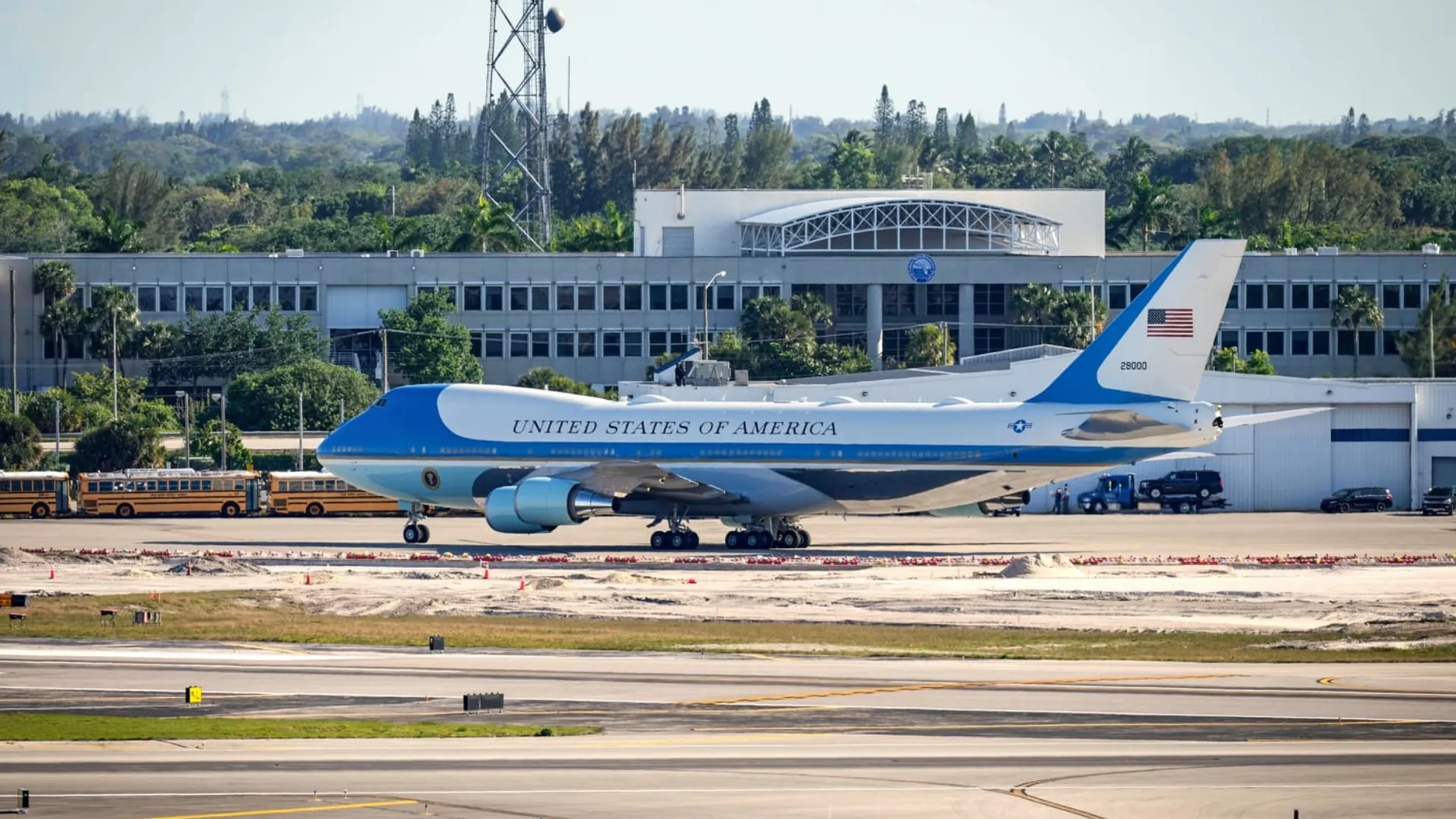 Aeroportul din Palm Beach îl onorează pe președintele american: Va purta numele lui Donald Trump