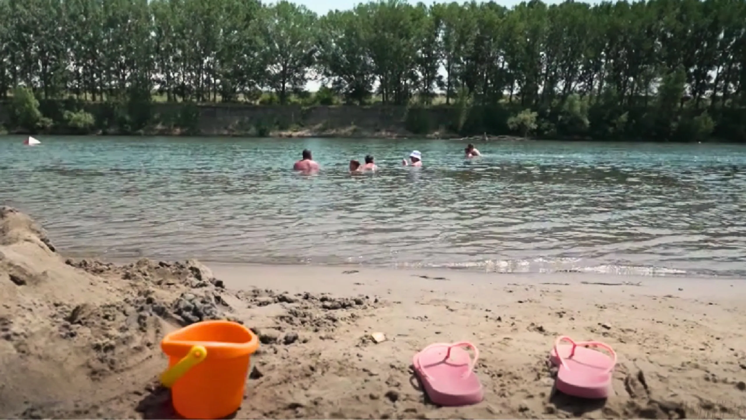 /VIDEO/ Atmosferă de litoral pe malul Nistrului: Cum își petrec moldovenii zilele toride la Vadul lui Vodă
