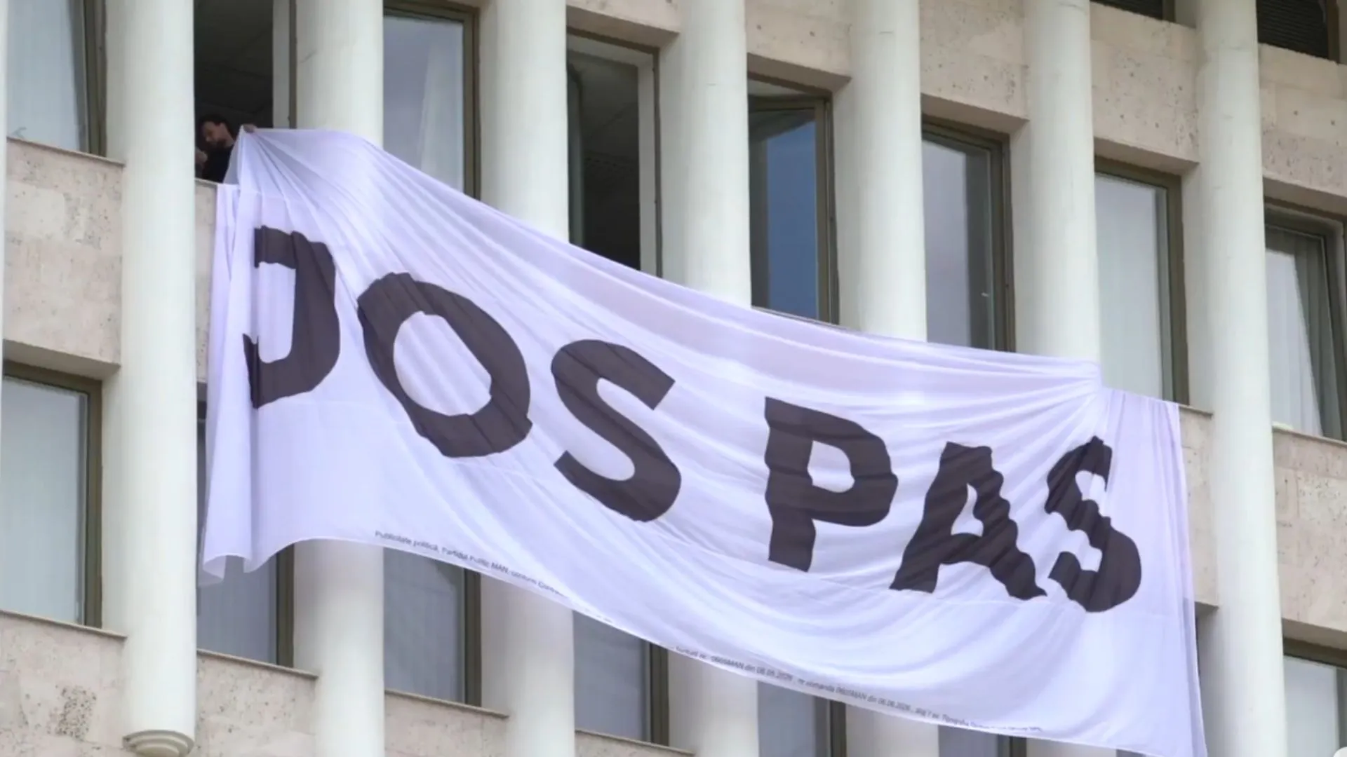 /VIDEO/ Consultări la Președinție pentru premier: MAN a afișat „Jos PAS” la Parlament. Reacția partidului de guvernare