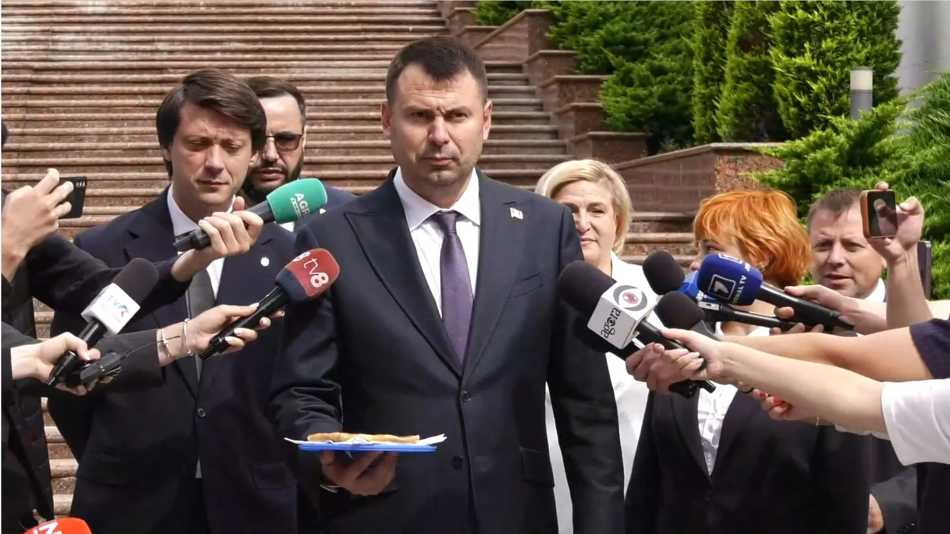 /VIDEO/ Vasile Costiuc a venit cu o plăcintă la Președinție: Cerințele „Democrația Acasă” pentru viitorul premier
