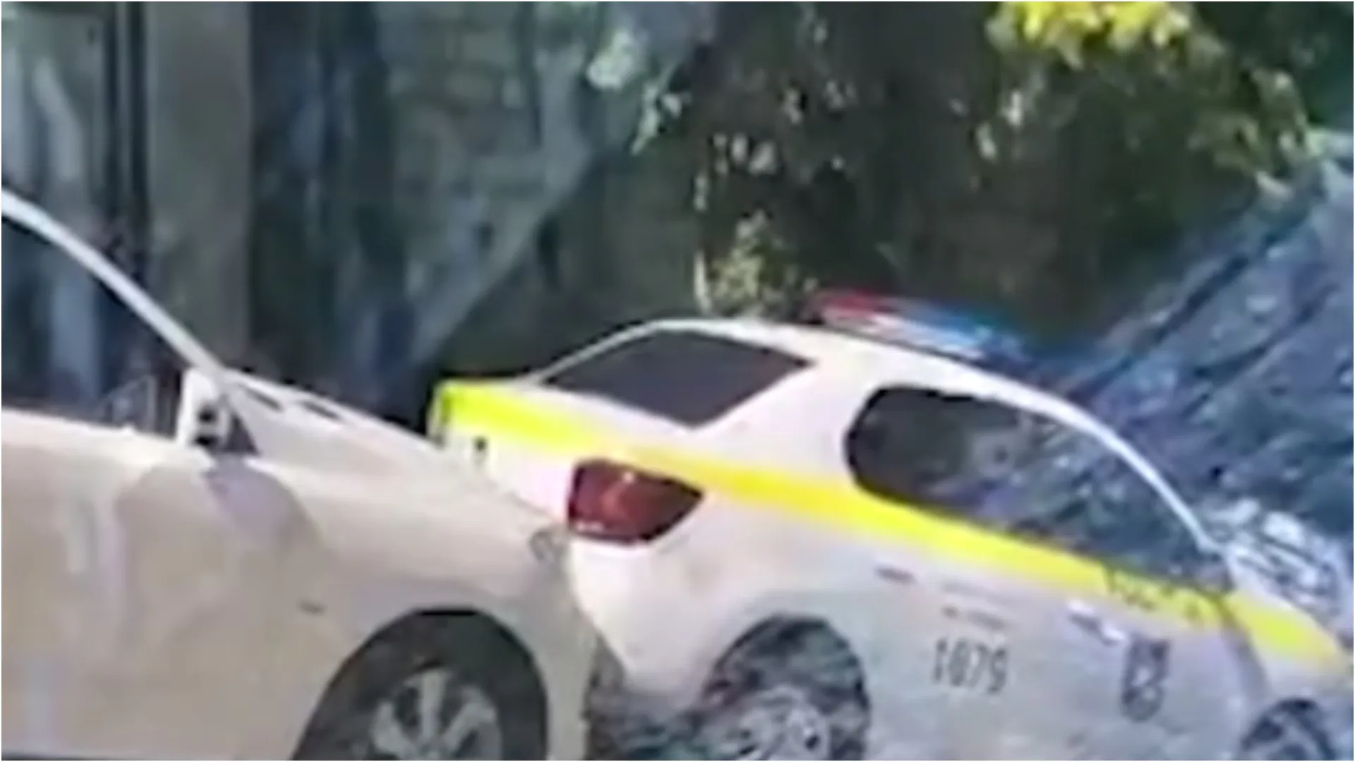 /VIDEO/ Momentul în care o mașină a poliției lovește un Mercedes parcat: Echipajul a plecat de la accident