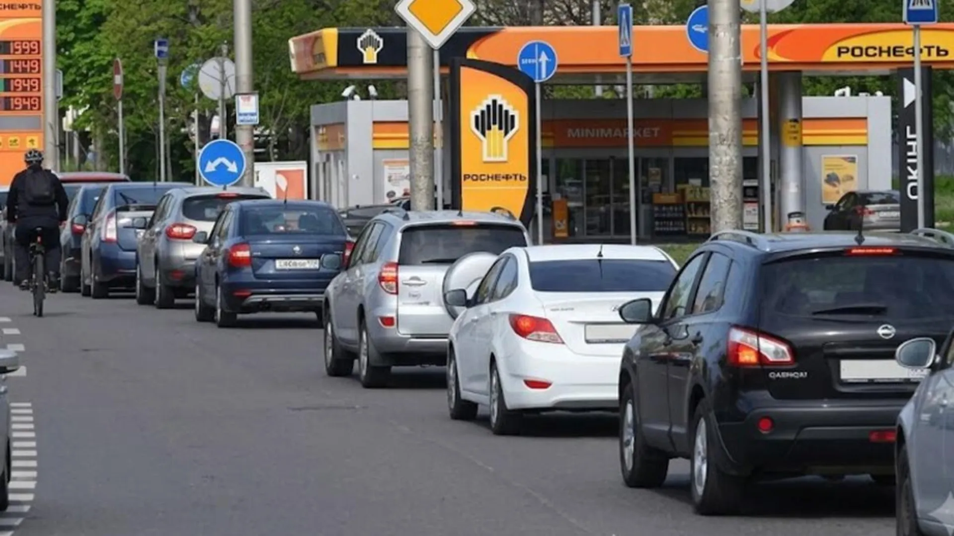 /VIDEO/ Criza carburanților macină mașinăria de război a Rusiei: Profesori, trimiși la benzinării să calmeze șoferii