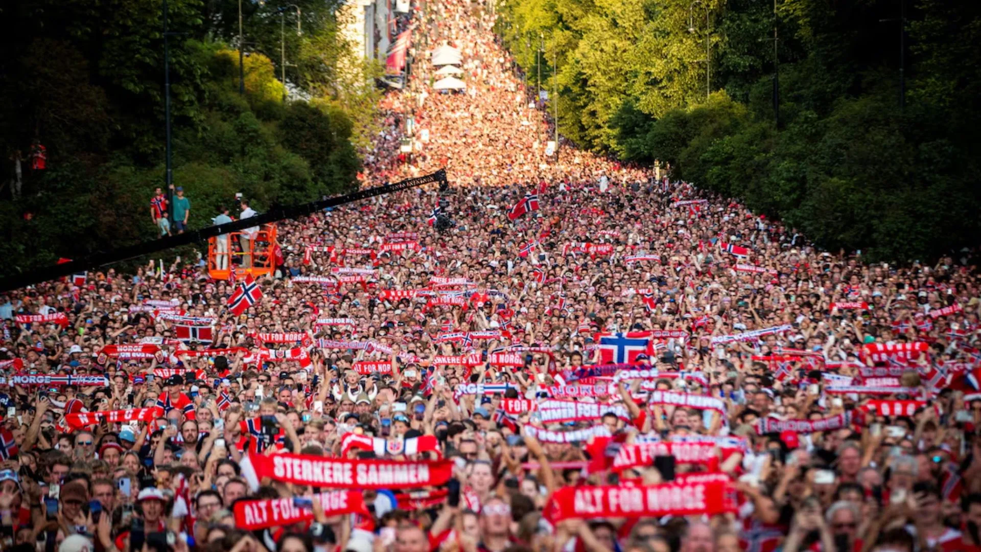 /VIDEO/ Norvegia și-a primit eroii: Haaland și colegii săi, întâmpinați de peste 100.000 de fani la Oslo după Cupa Mondială