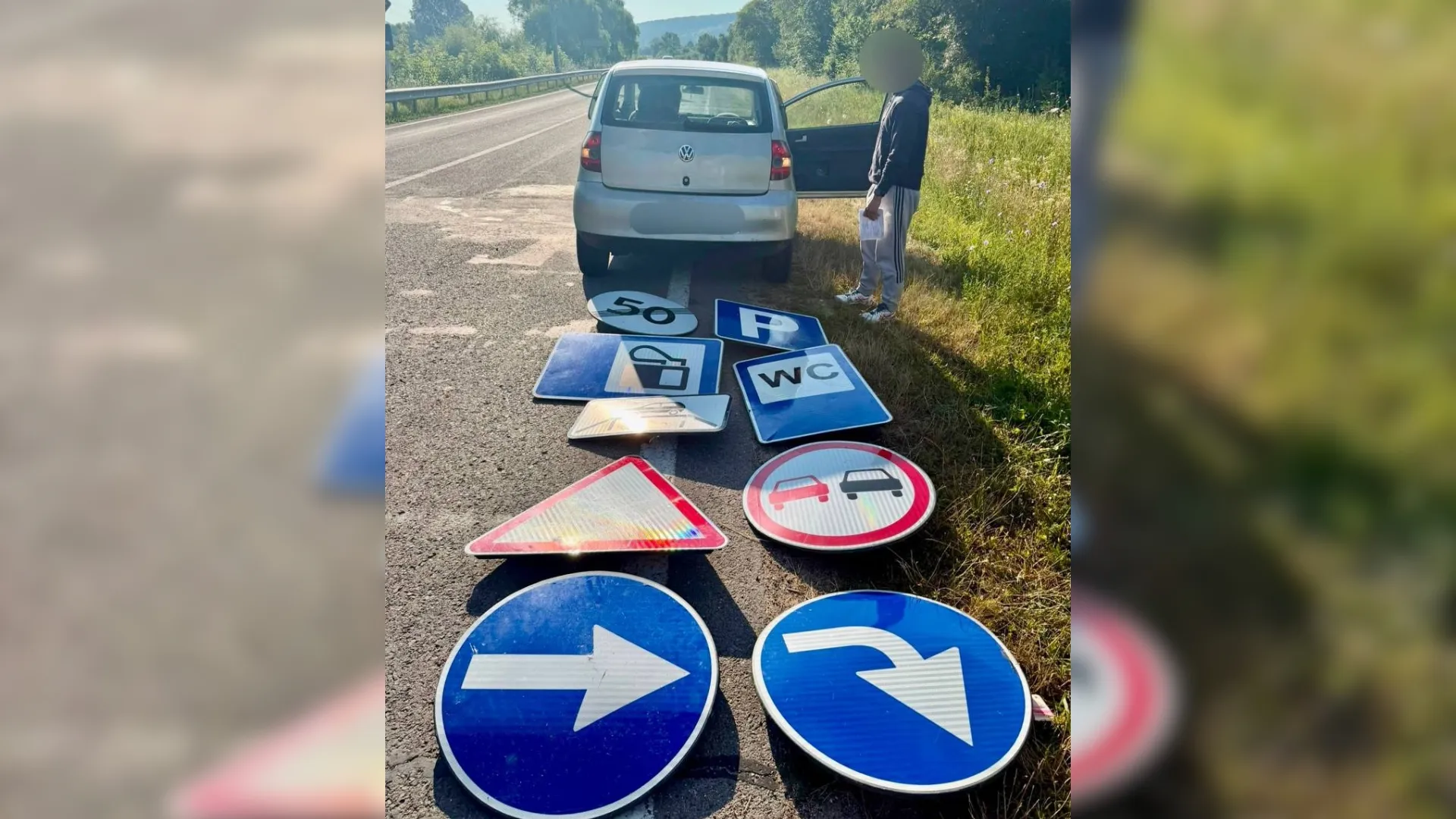 /VIDEO/ 400 de euro pentru a ascunde indicatoare rutiere: Ce riscă doi tineri trași pe dreapta de poliție