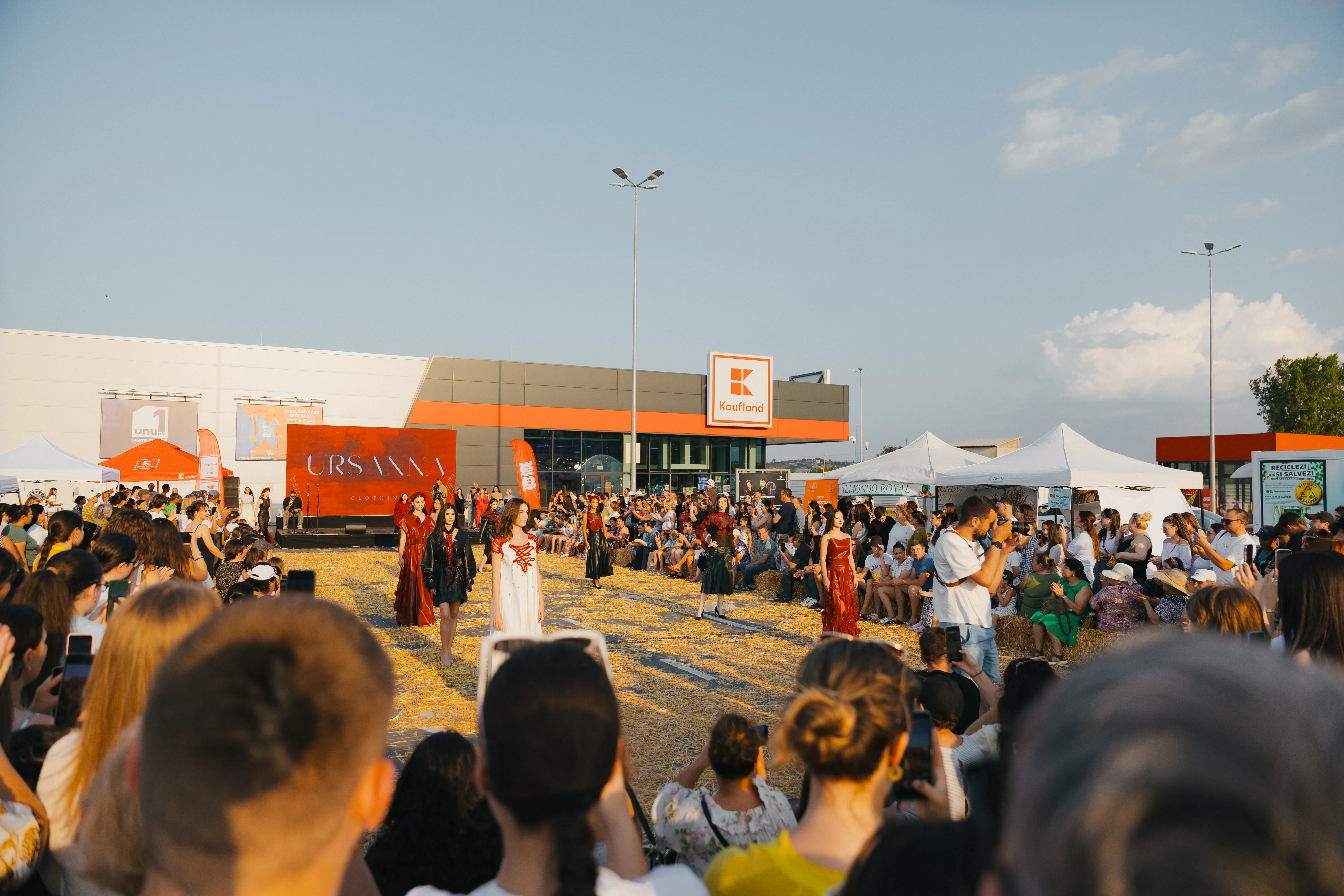 Modă, muzică și peste 40 de producători locali. Fashion & Music Evening a ajuns la Kaufland Comrat /P/