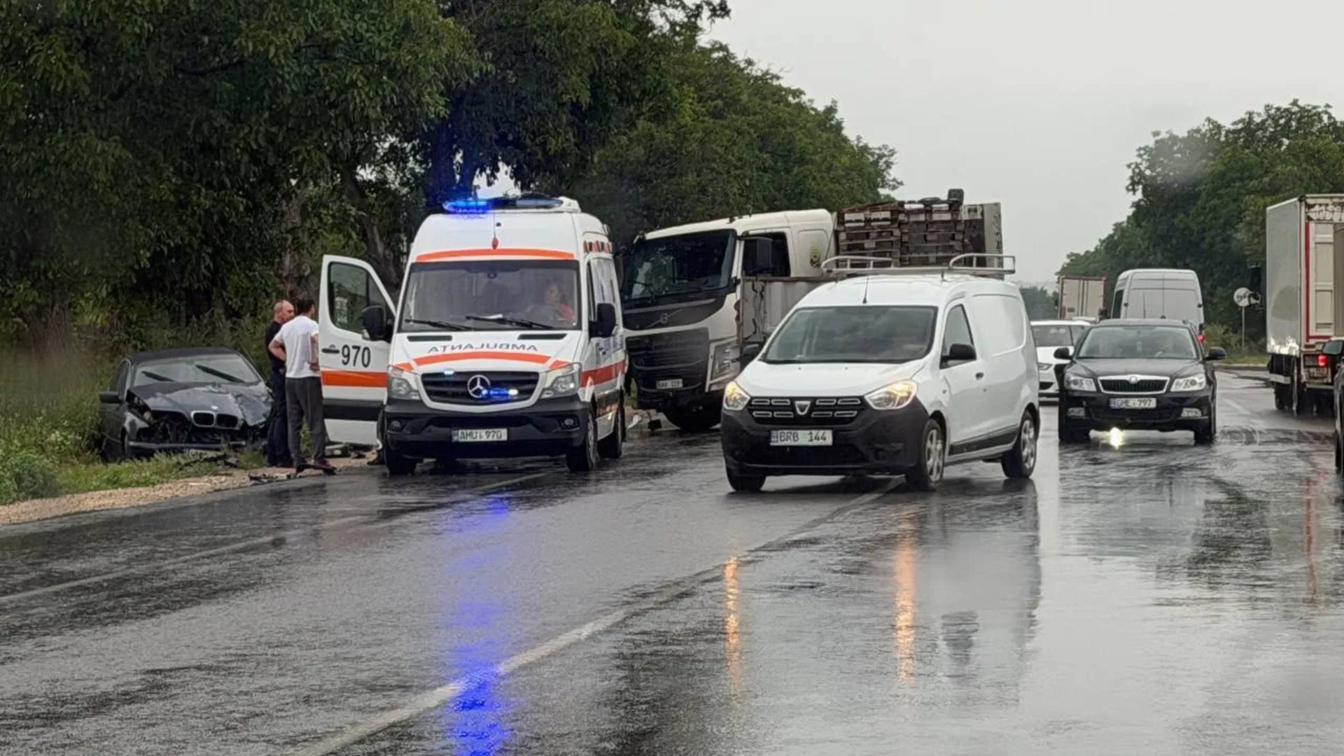 Accident violent la Sîngera: Trei persoane, inclusiv un minor, au ajuns la spital