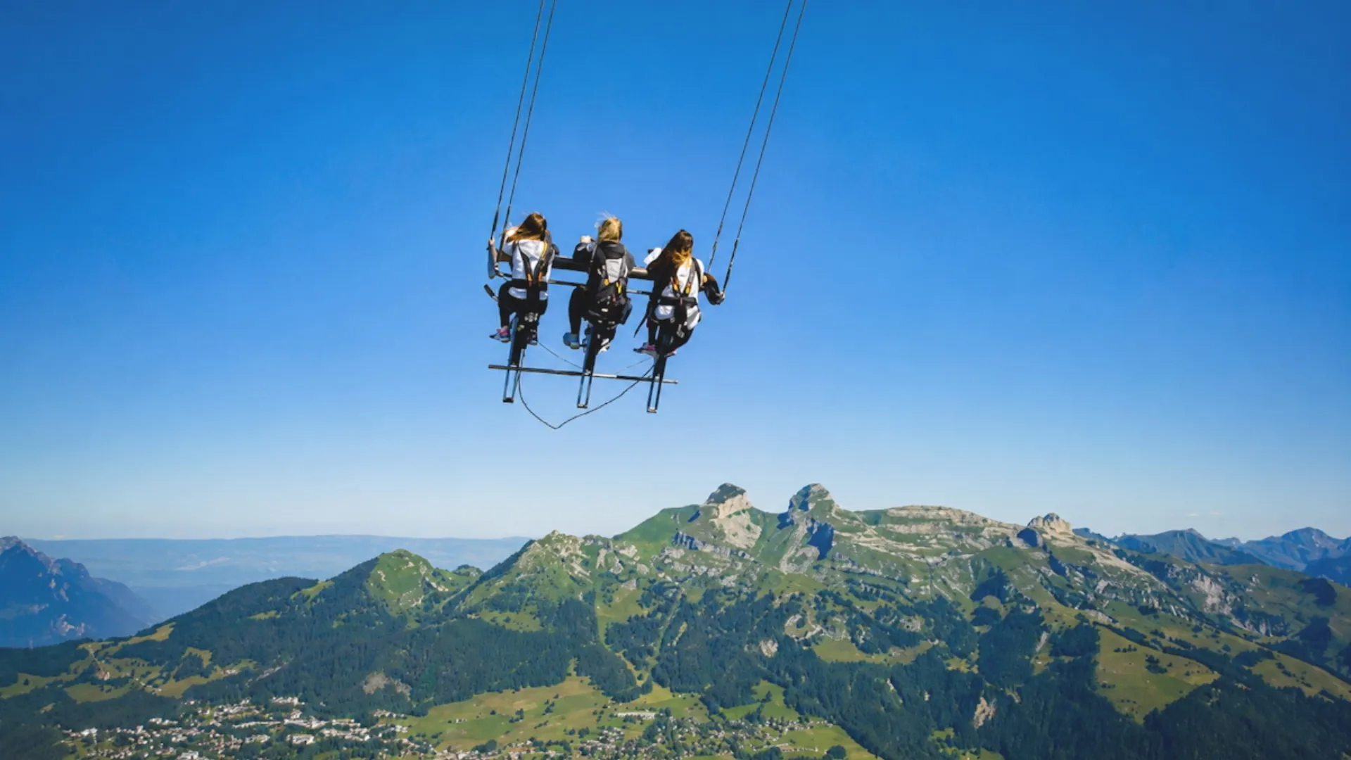 /VIDEO/ „Pur și simplu incredibil”: Un leagăn uriaș din Alpi îi face pe turiști să simtă că zboară