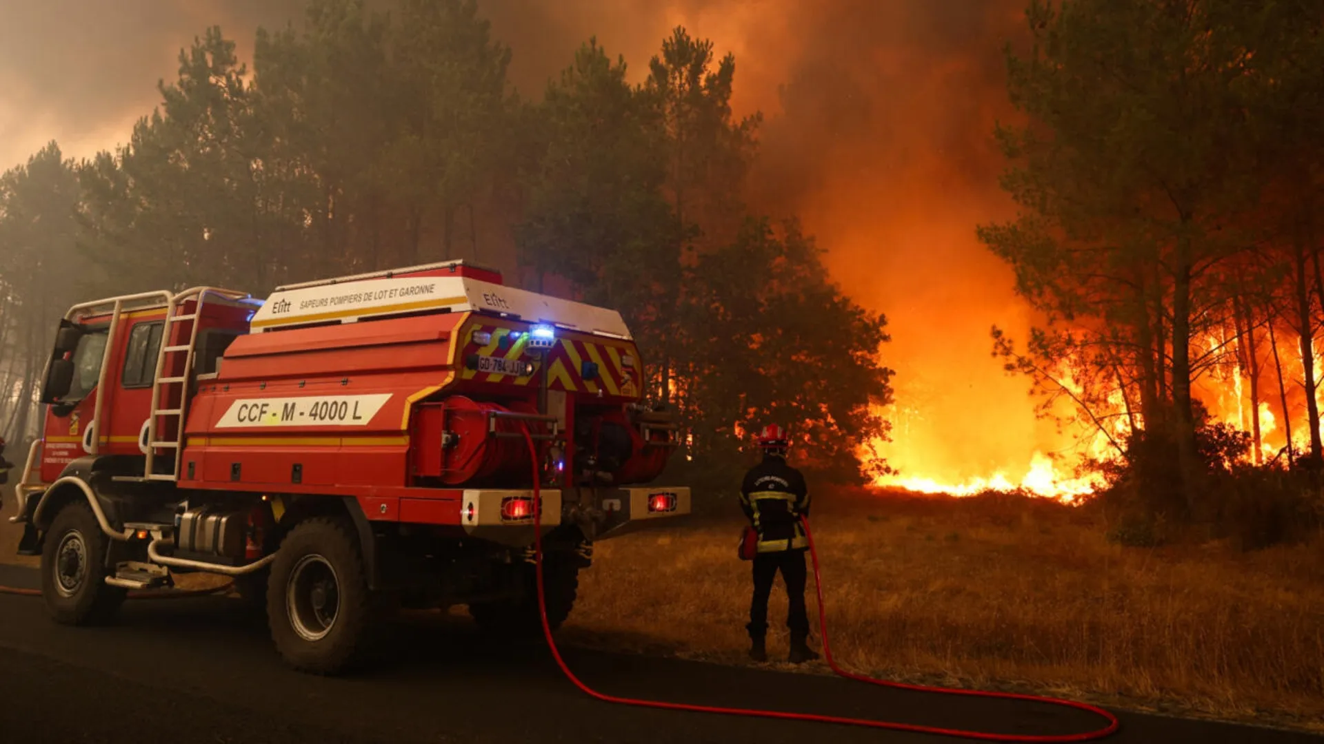 /VIDEO/ Flăcări scăpate de sub control în Franța: Doi pompieri morți în misiune și mii de persoane evacuate