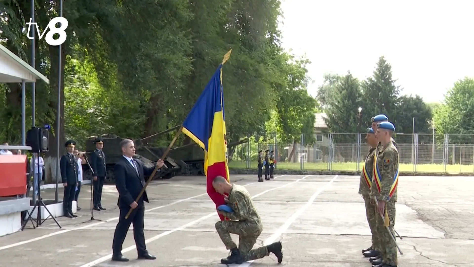 /VIDEO/ Despărțire cu lacrimi înainte de misiune: 41 de militari moldoveni au plecat în Kosovo