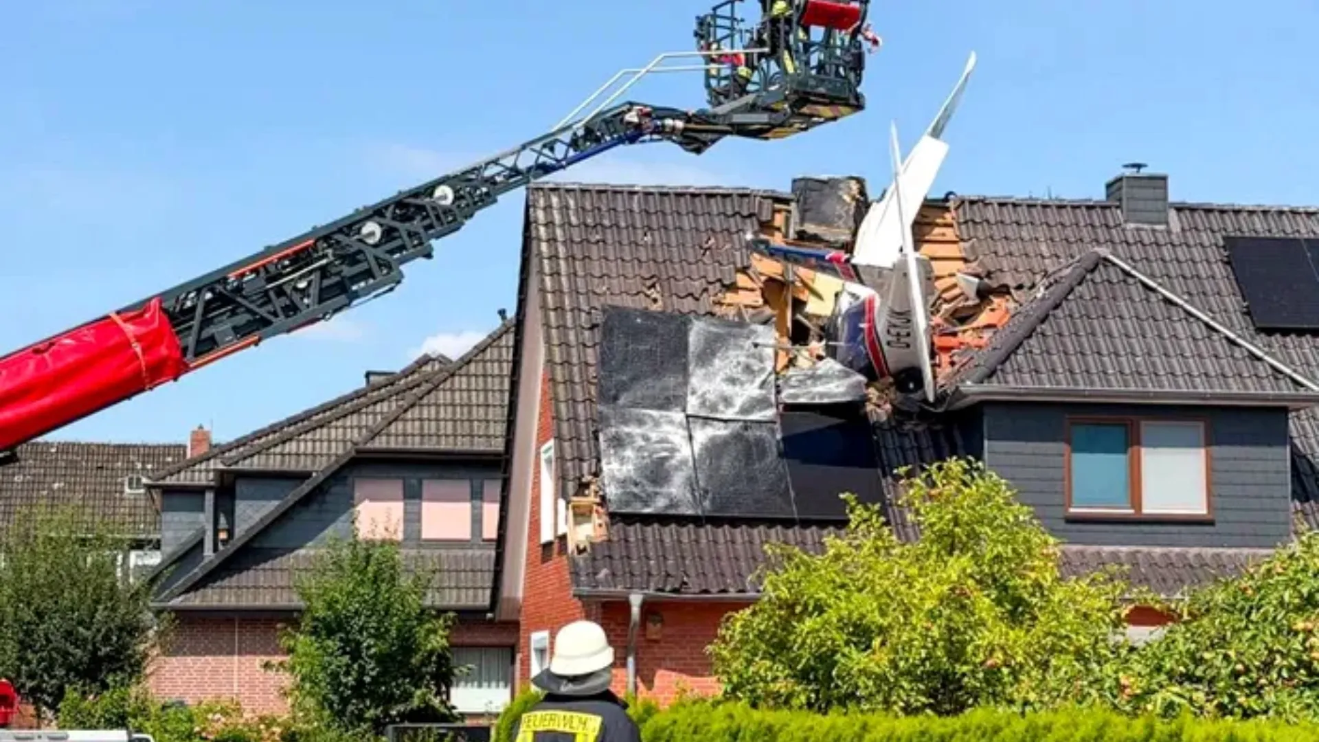 Avion de mici dimensiuni, prăbușit peste o casă în Germania: O persoană a murit, iar alta este căutată