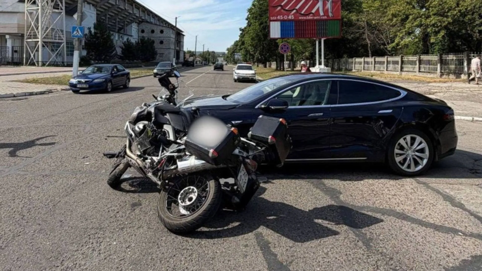 Accident grav la Tighina: Un motociclist a ajuns la spital după lovitura cu un automobil Tesla