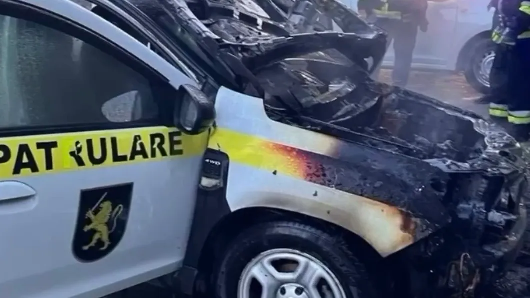 /VIDEO/ Mașină a poliției, cuprinsă de flăcări la Comrat: Un bărbat de 33 de ani a fost reținut pentru huliganism