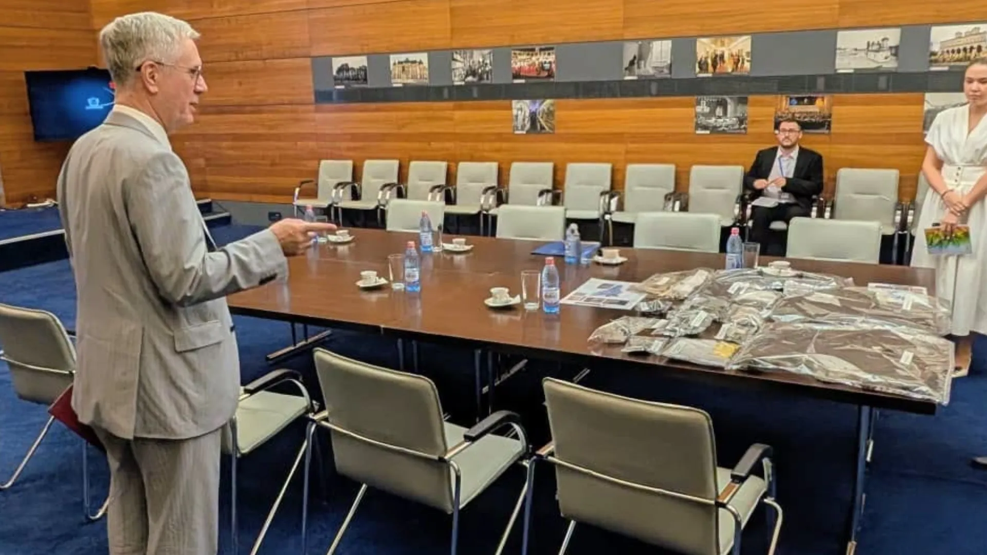 /FOTO/ Resturi de drone în fața ambasadorului rus: Un diplomat al Moscovei, expulzat din România