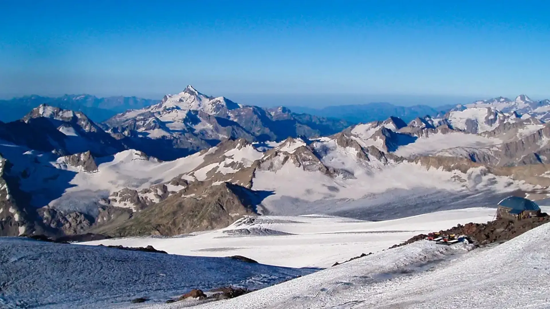 Tragedie pe Muntele Elbrus: 5 alpiniști au murit după ce s-au abătut de la traseu