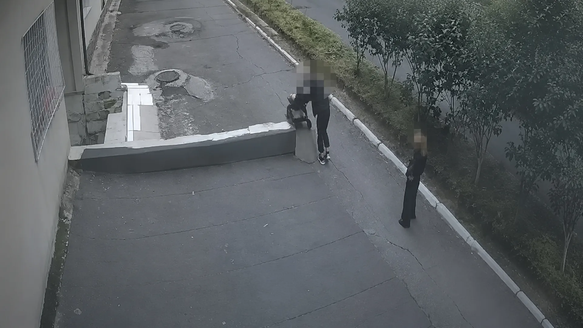 /VIDEO/ Copil de un an, camuflaj pentru trafic de droguri: Concubinii ascundeau marfa în cărucior