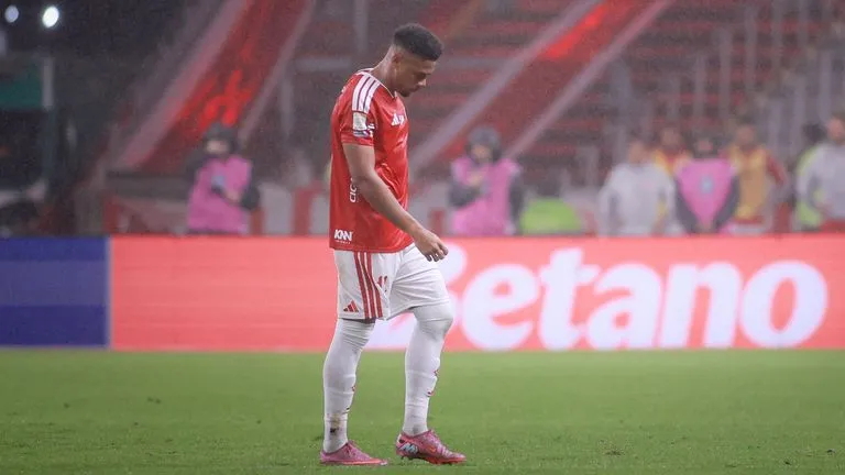 /VIDEO/ Pedeapsă nouă în fotbal: Un fundaș brazilian s-a ales cu o suspendare fără precedent