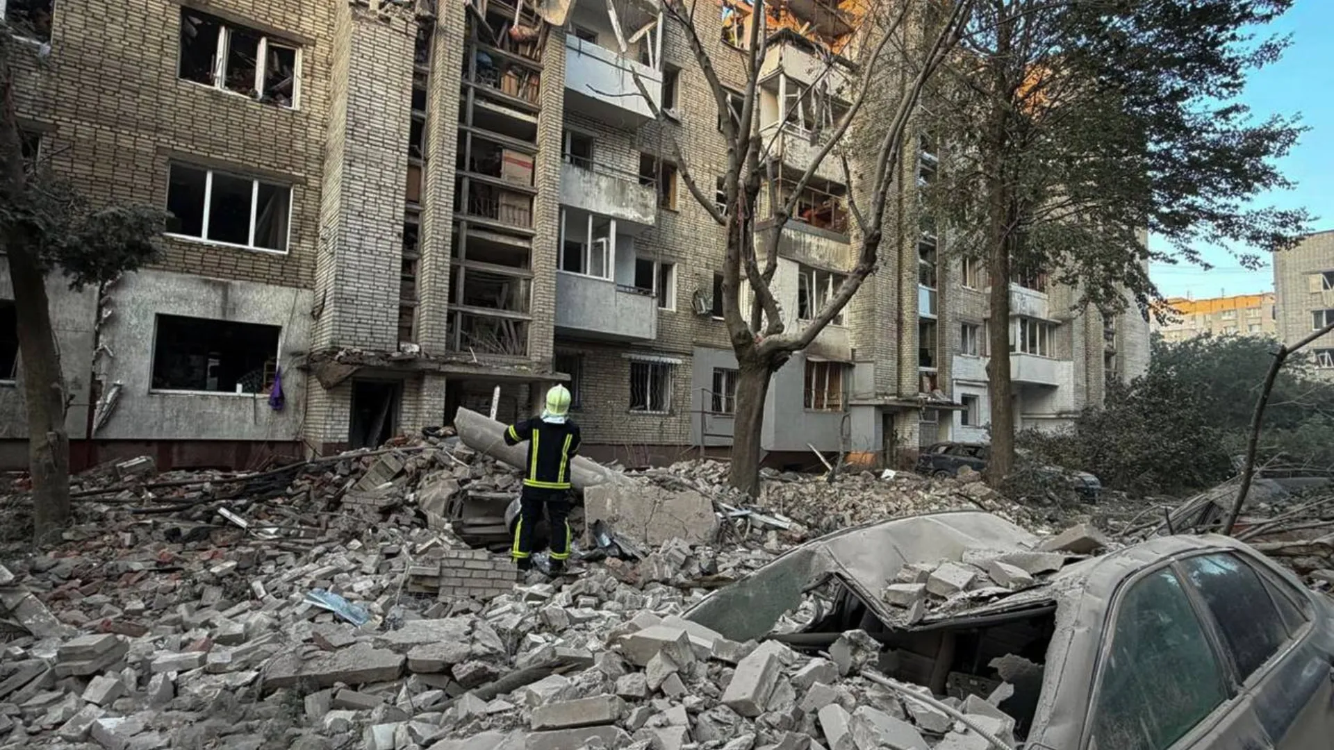 /VIDEO/ Atac sângeros în Ucraina: 13 persoane ucise, aproape 50 rănite și blocuri transformate în ruine