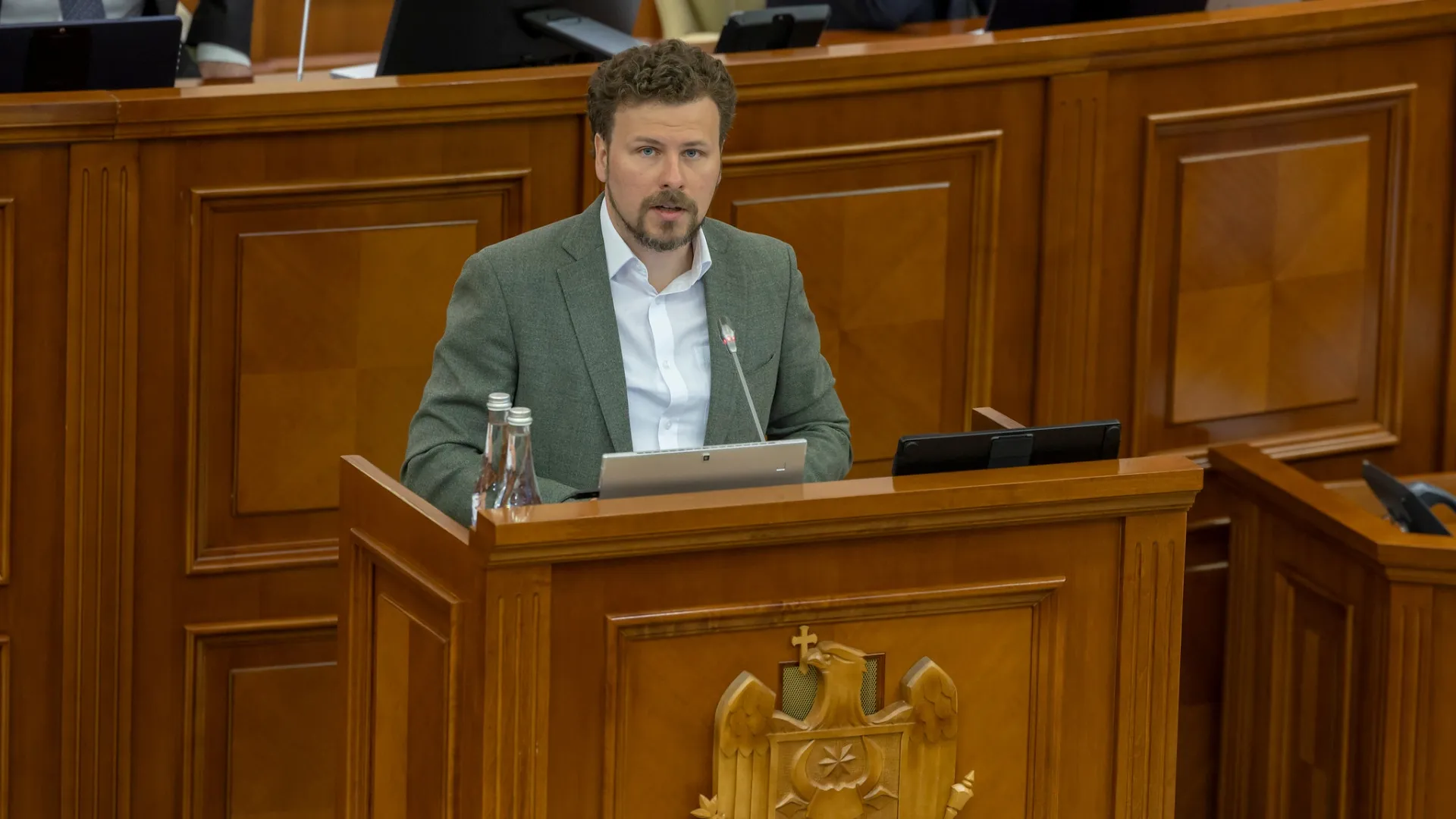 /VIDEO/ Reforma „Restart”, votată în prima lectură cu scandal: Unii deputați au recitat poezii de la tribună