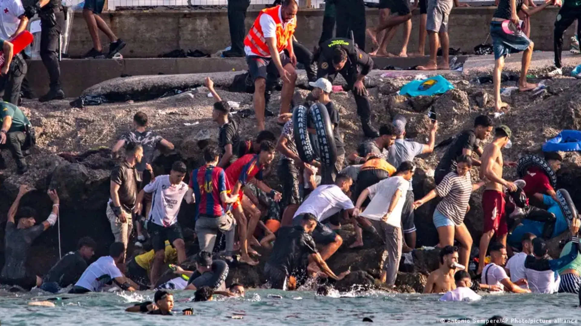 /VIDEO/ Haos la granița Spaniei cu Marocul: Val de migranți în enclavele Ceuta și Melilla