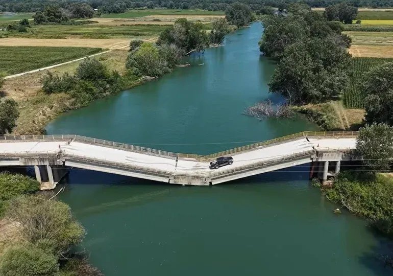 /VIDEO/ Imagini șocante din Grecia: Șoferii continuă să circule pe un pod prăbușit de 3 ani