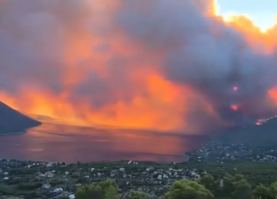 /VIDEO/ O cunoscută stațiune din Grecia, asediată de flăcări: Pagubele sunt „de neimaginat”
